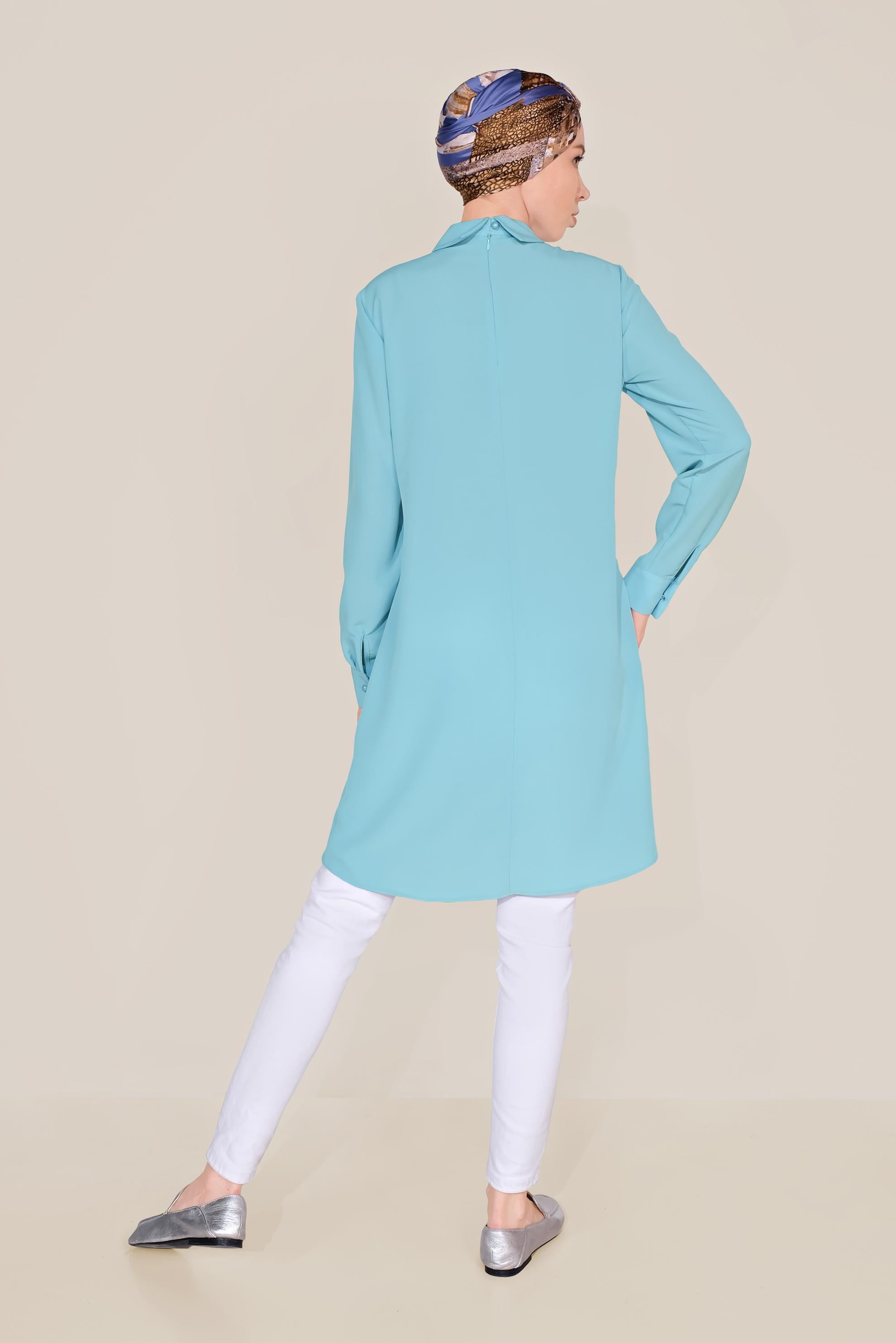 Tesettür giyim MAVİ YAKASI ZİNCİR BROŞ DETAYLI TUNİK 40657