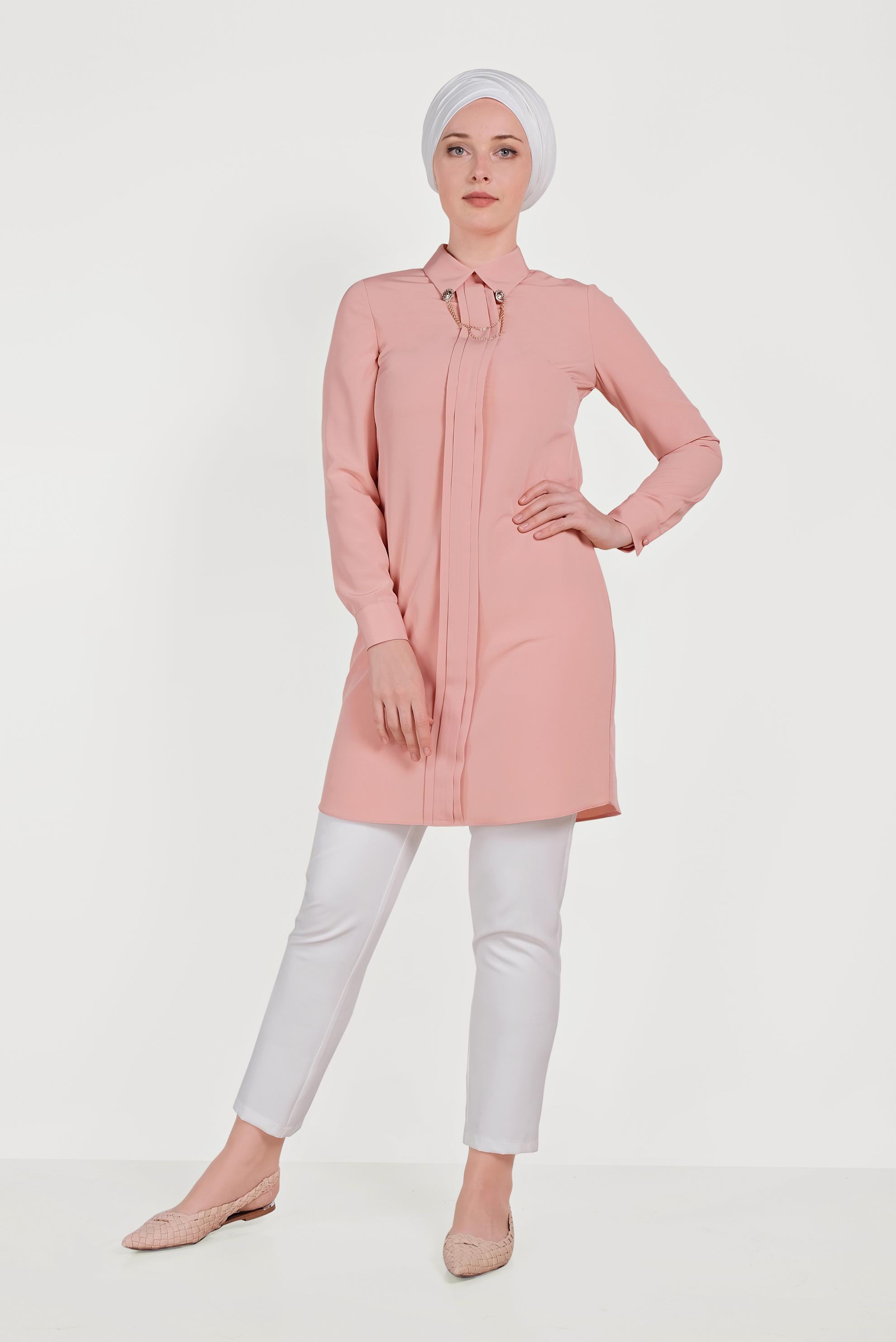 Tesettür giyim PUDRA YAKASI ZİNCİR BROŞ DETAYLI TUNİK 40657