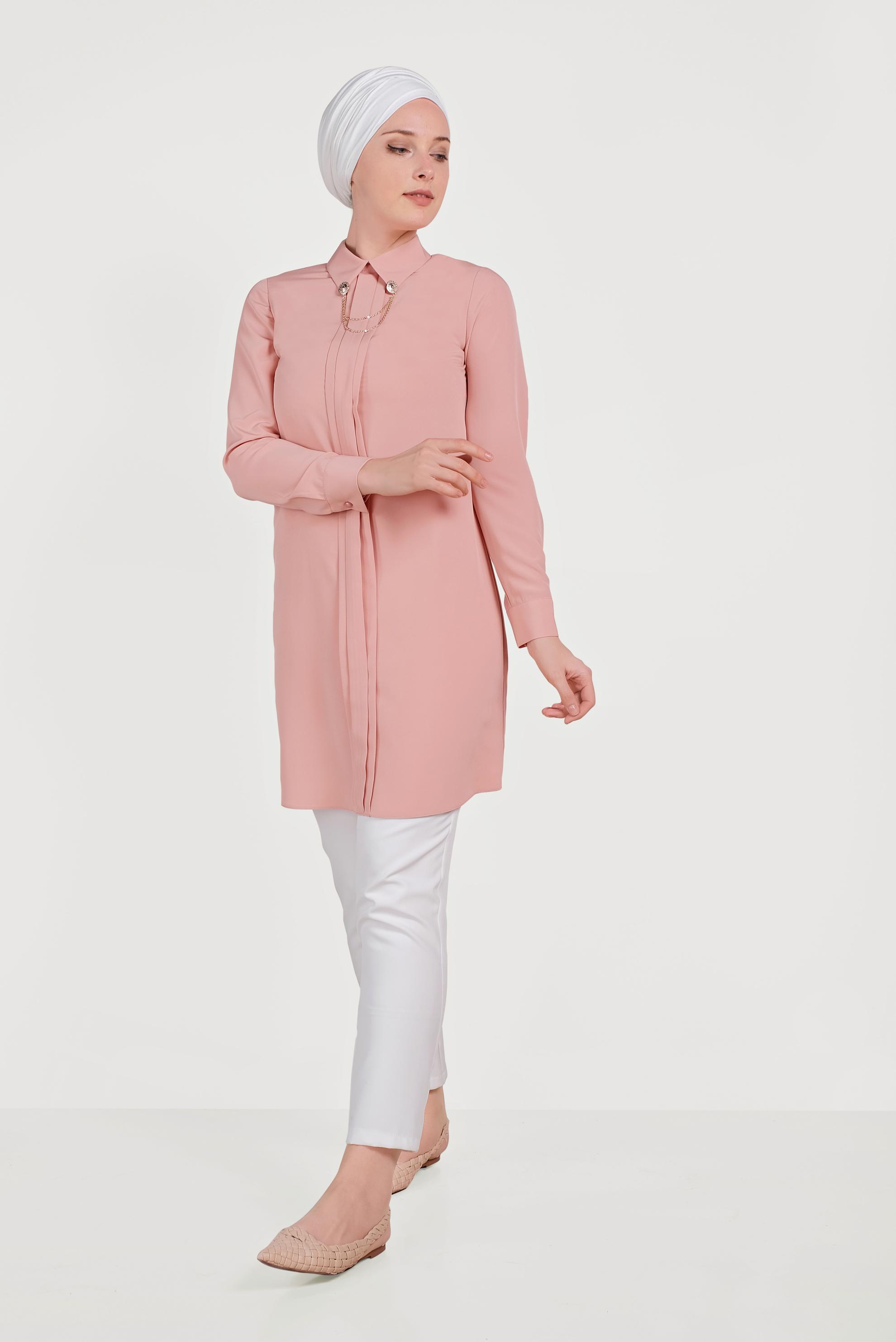 Tesettür giyim PUDRA YAKASI ZİNCİR BROŞ DETAYLI TUNİK 40657