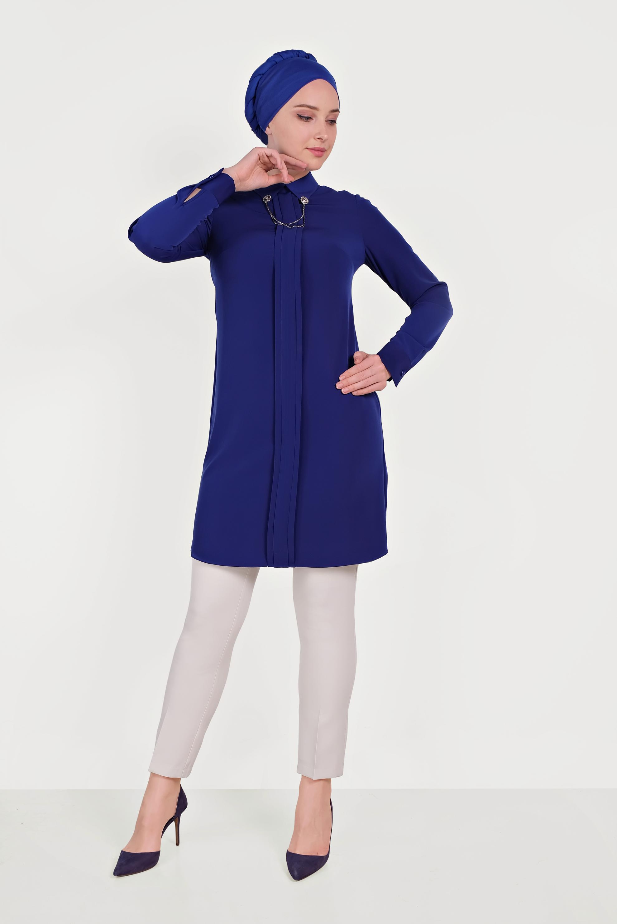 Tesettür giyim MAVİ YAKASI ZİNCİR BROŞ DETAYLI TUNİK 40657