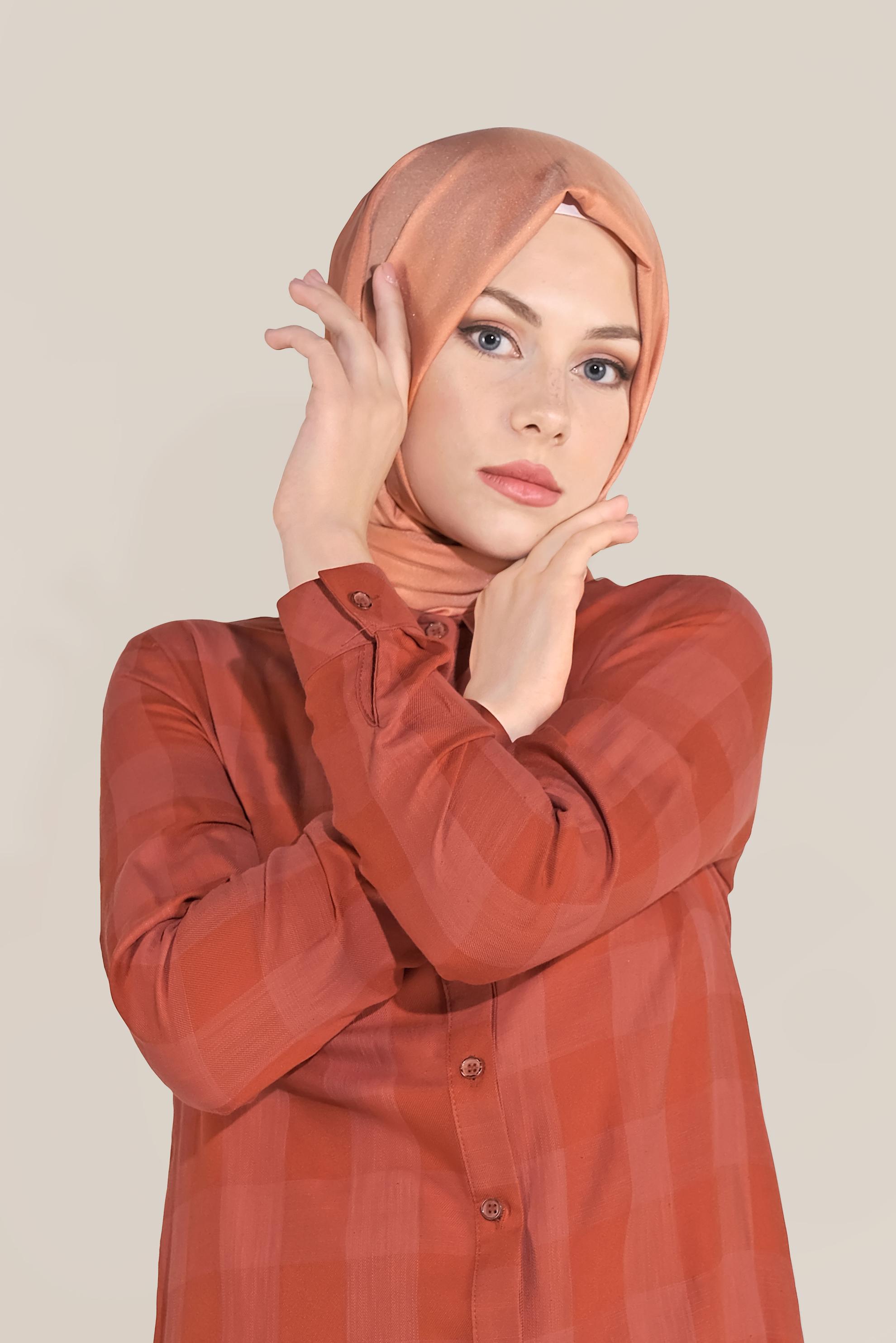 Tesettür giyim KIRMIZI BOYDAN DÜĞMELİ YIRTMAÇLI TUNİK 40709