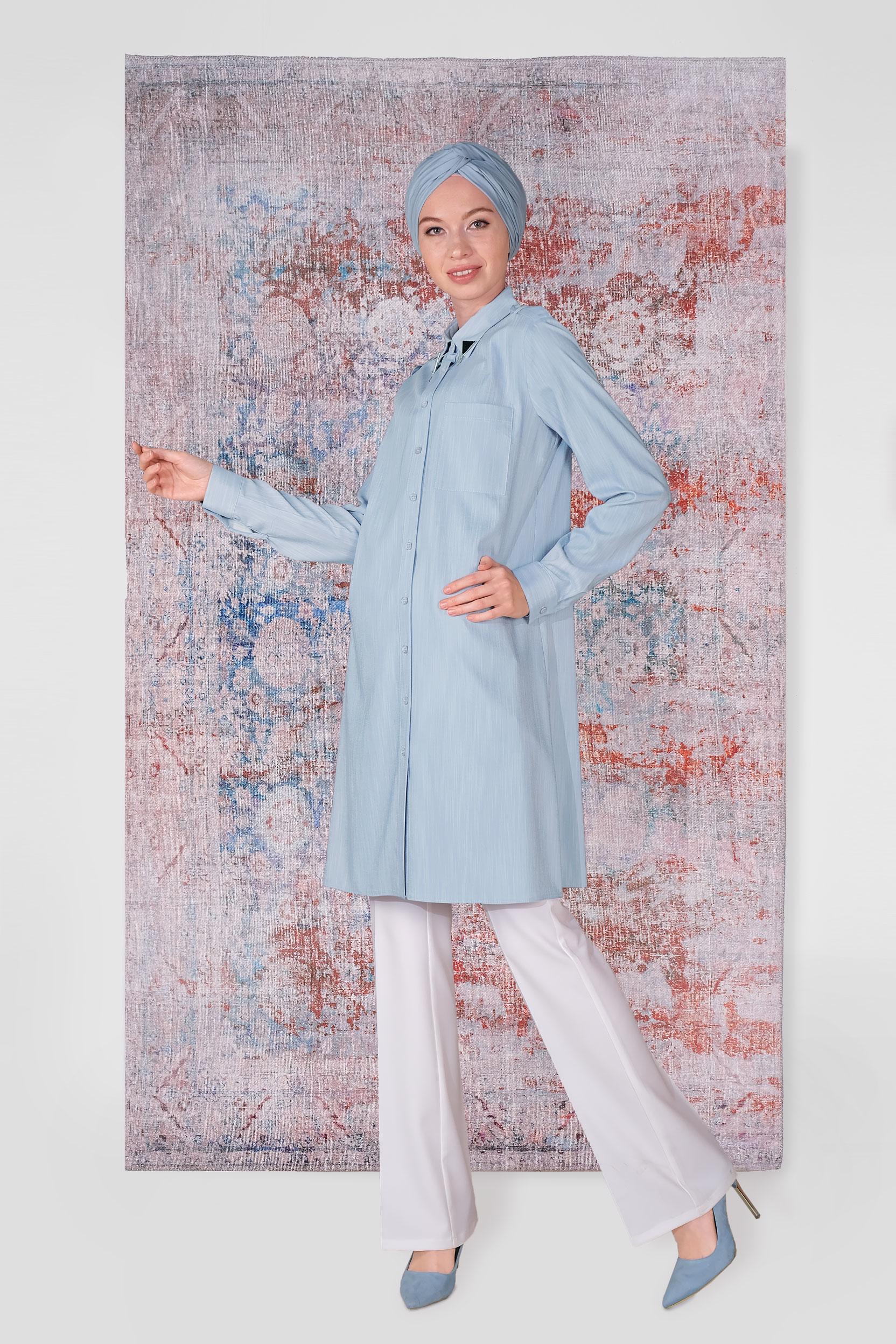 Tesettür giyim MAVİ YAKASI BROŞLU TUNİK 40747