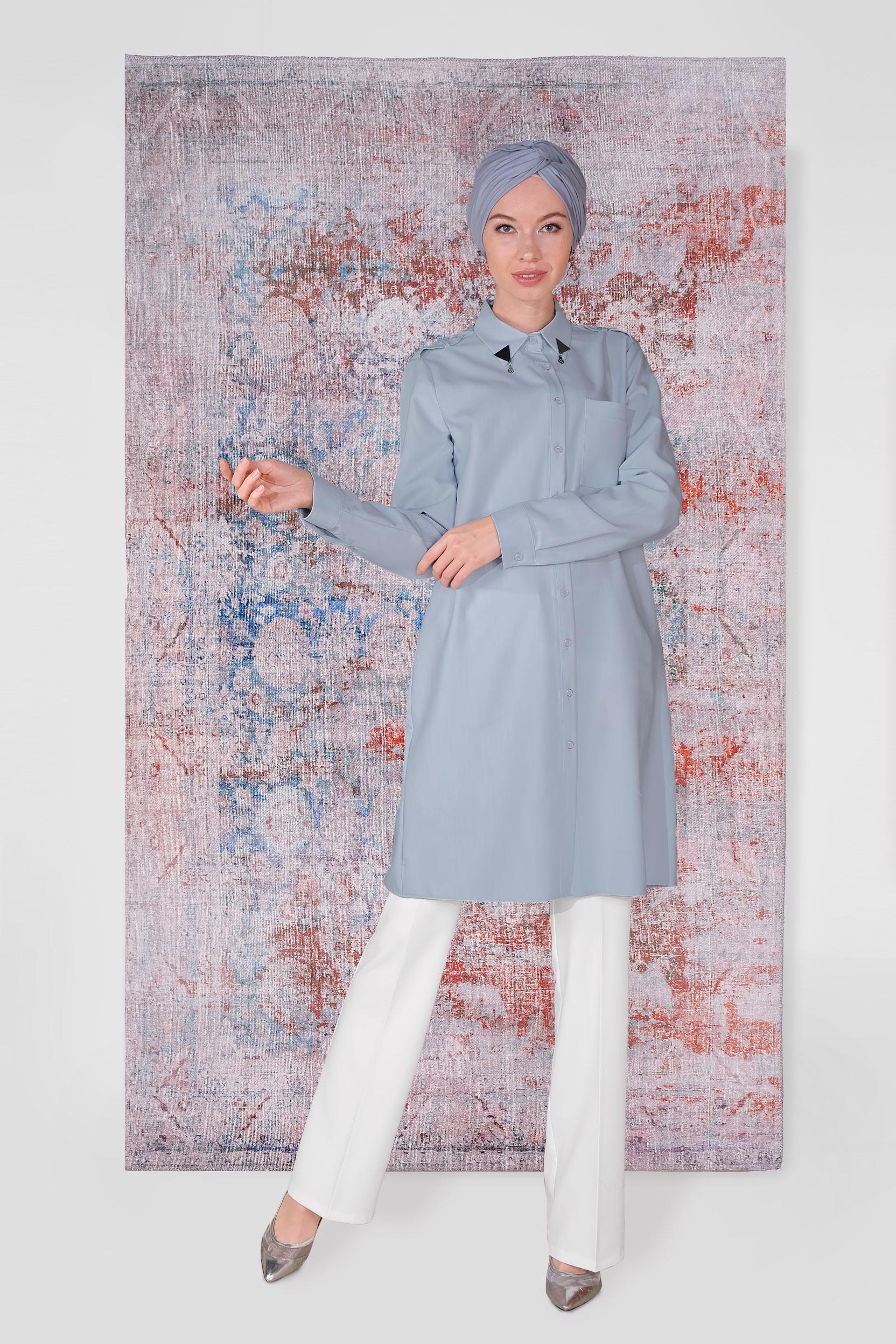 Tesettür giyim MAVİ YAKASI BROŞLU TUNİK 40747