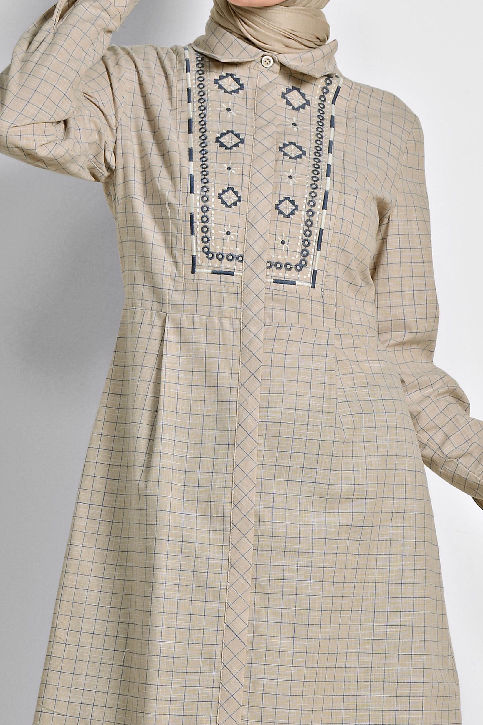 Tesettür giyim BEJ KARE DESENLİ NAKIŞ İŞLEMELİ PAMUKLU TUNİK 4150