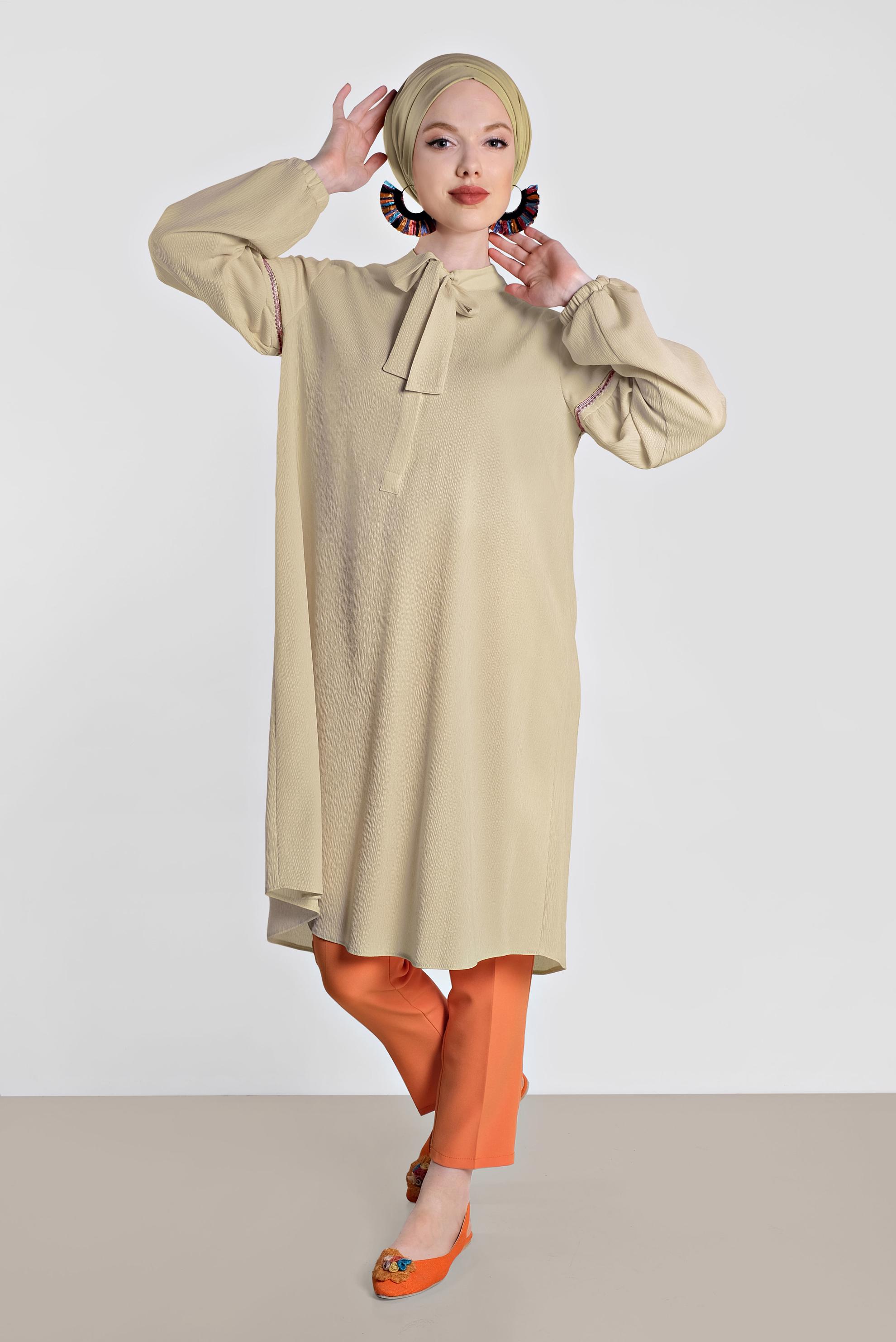 Tesettür giyim BEJ FULAR YAKA NAKIŞLI TUNİK 4337