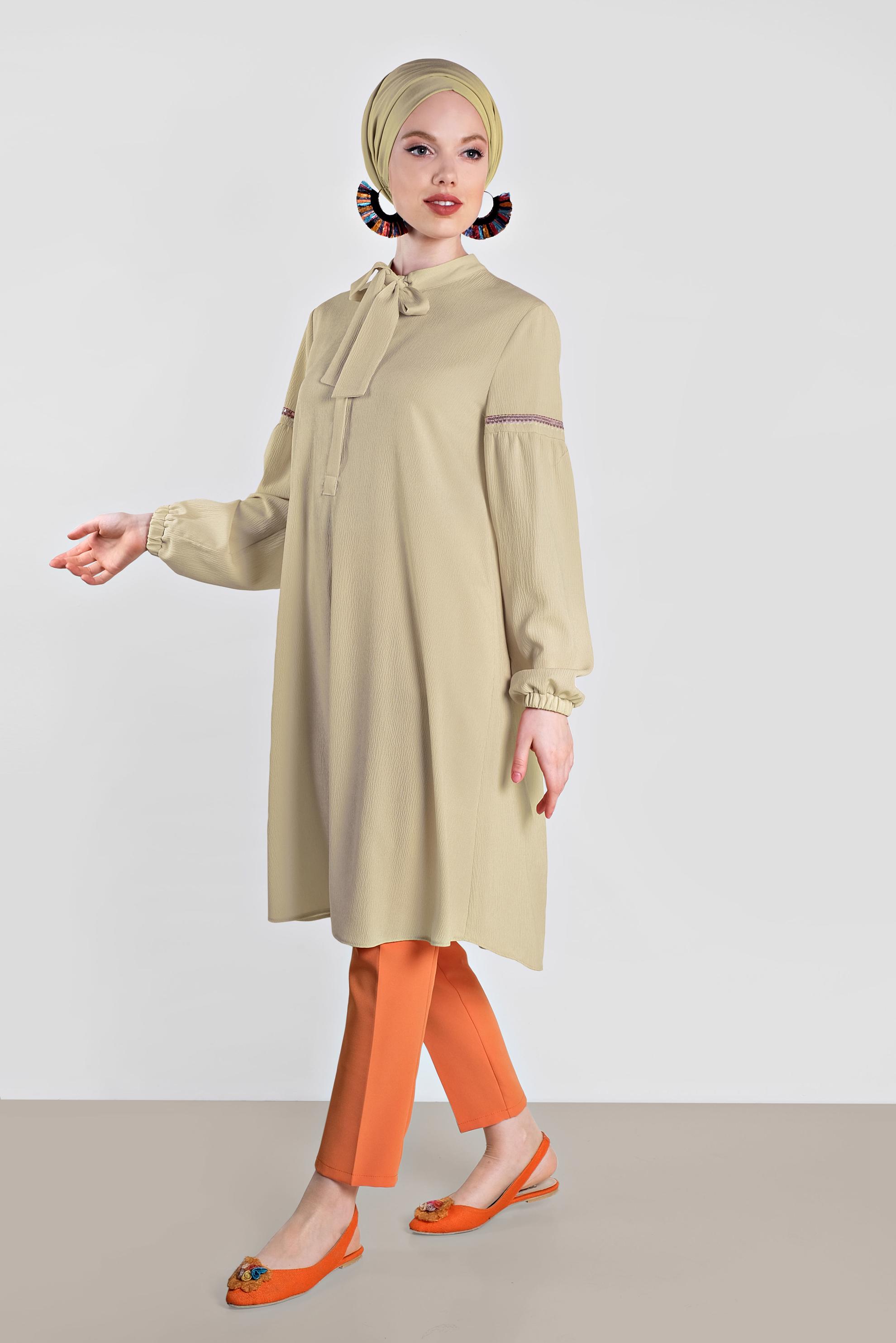 Tesettür giyim BEJ FULAR YAKA NAKIŞLI TUNİK 4337