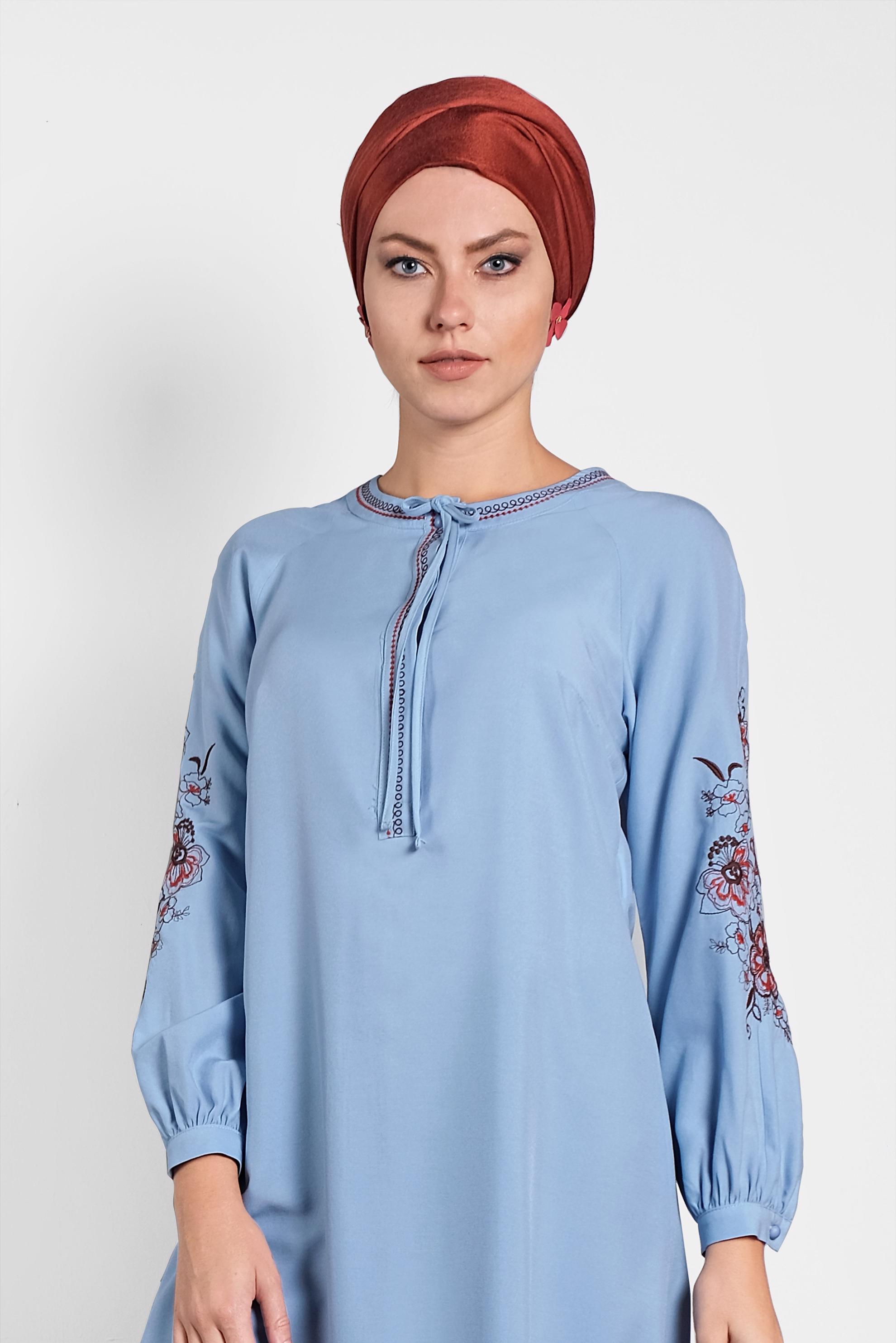 Tesettür giyim MAVİ KOLLARI NAKIŞLI TUNİK 4453