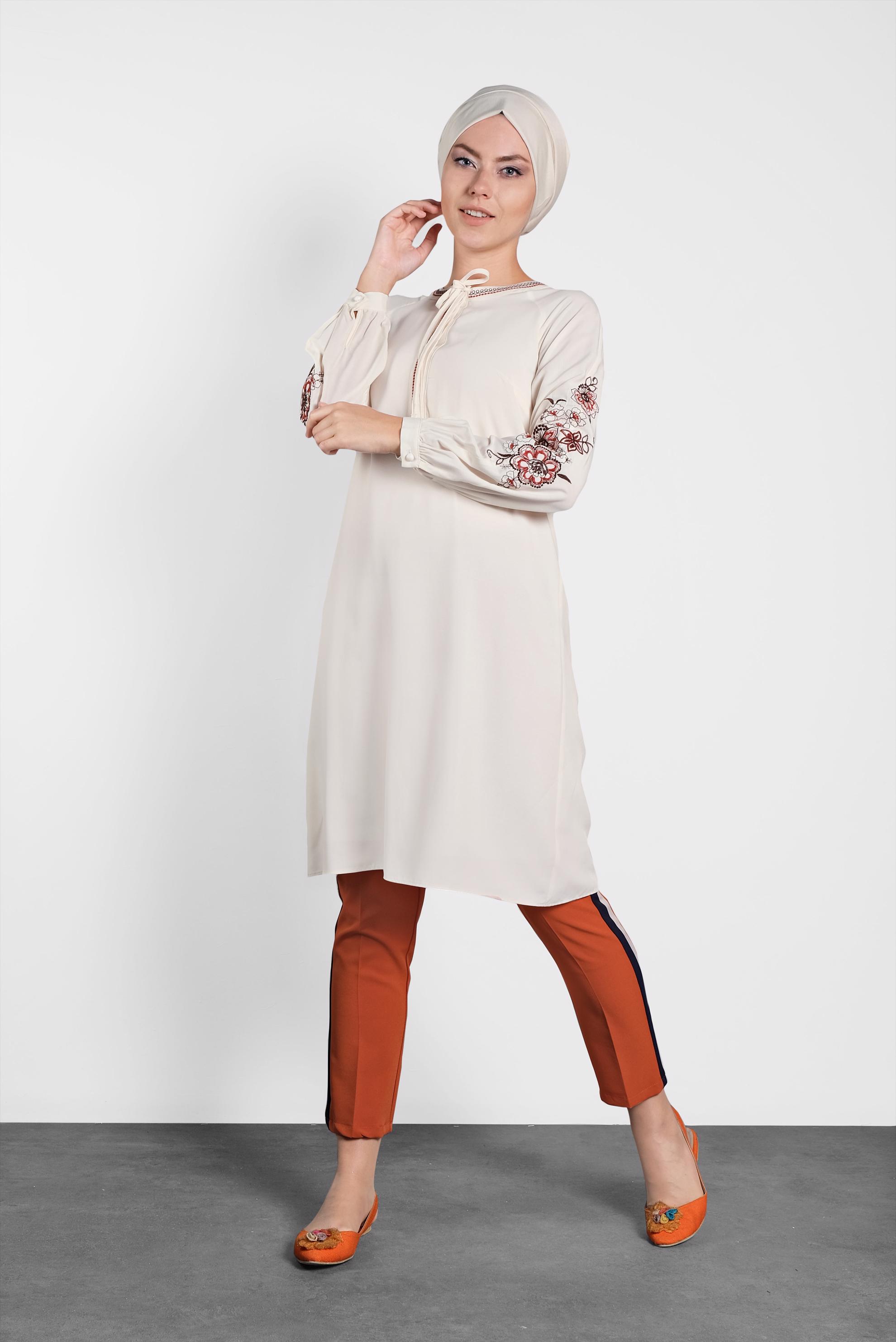 Tesettür giyim EKRU KOLLARI NAKIŞLI TUNİK 4453