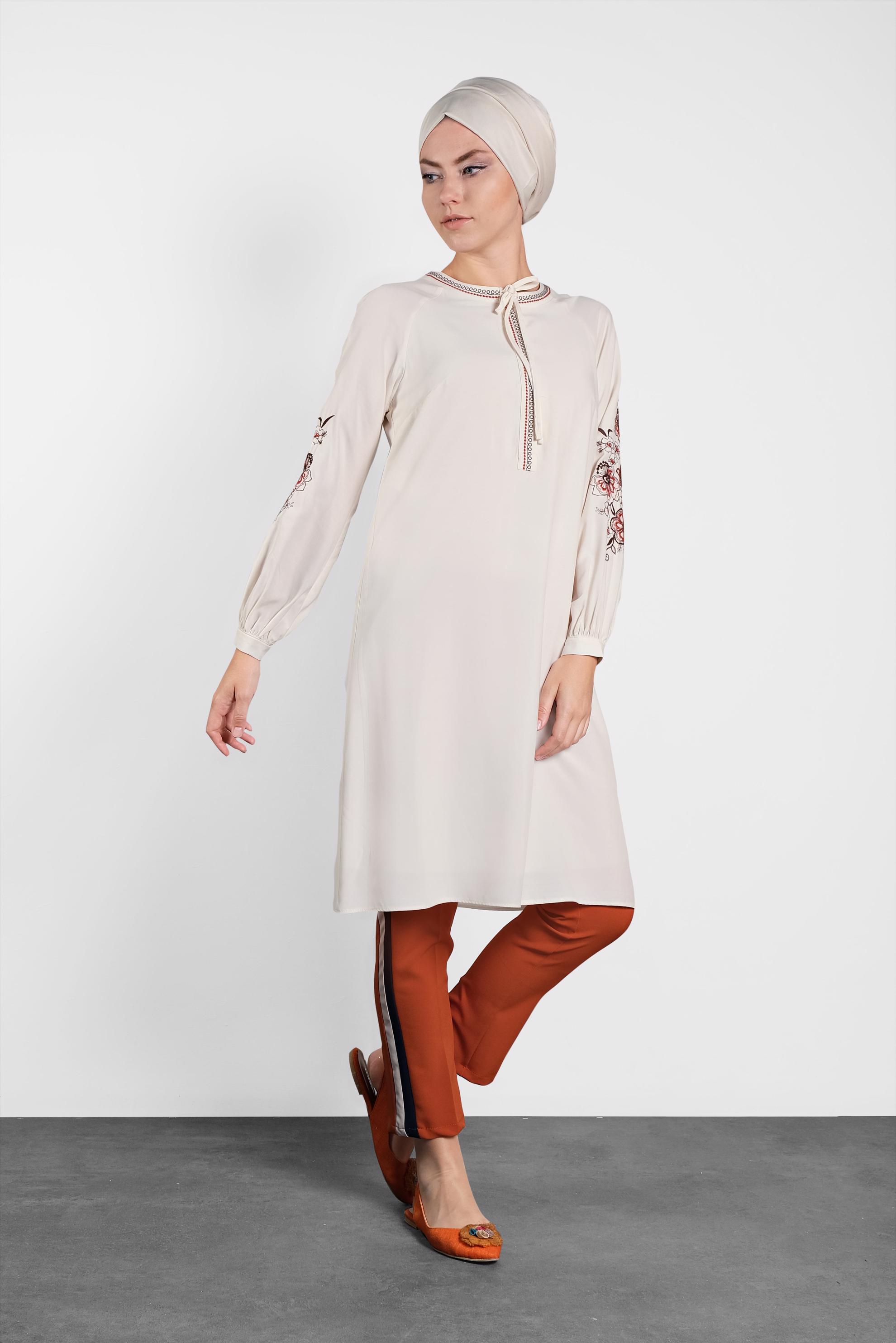 Tesettür giyim EKRU KOLLARI NAKIŞLI TUNİK 4453