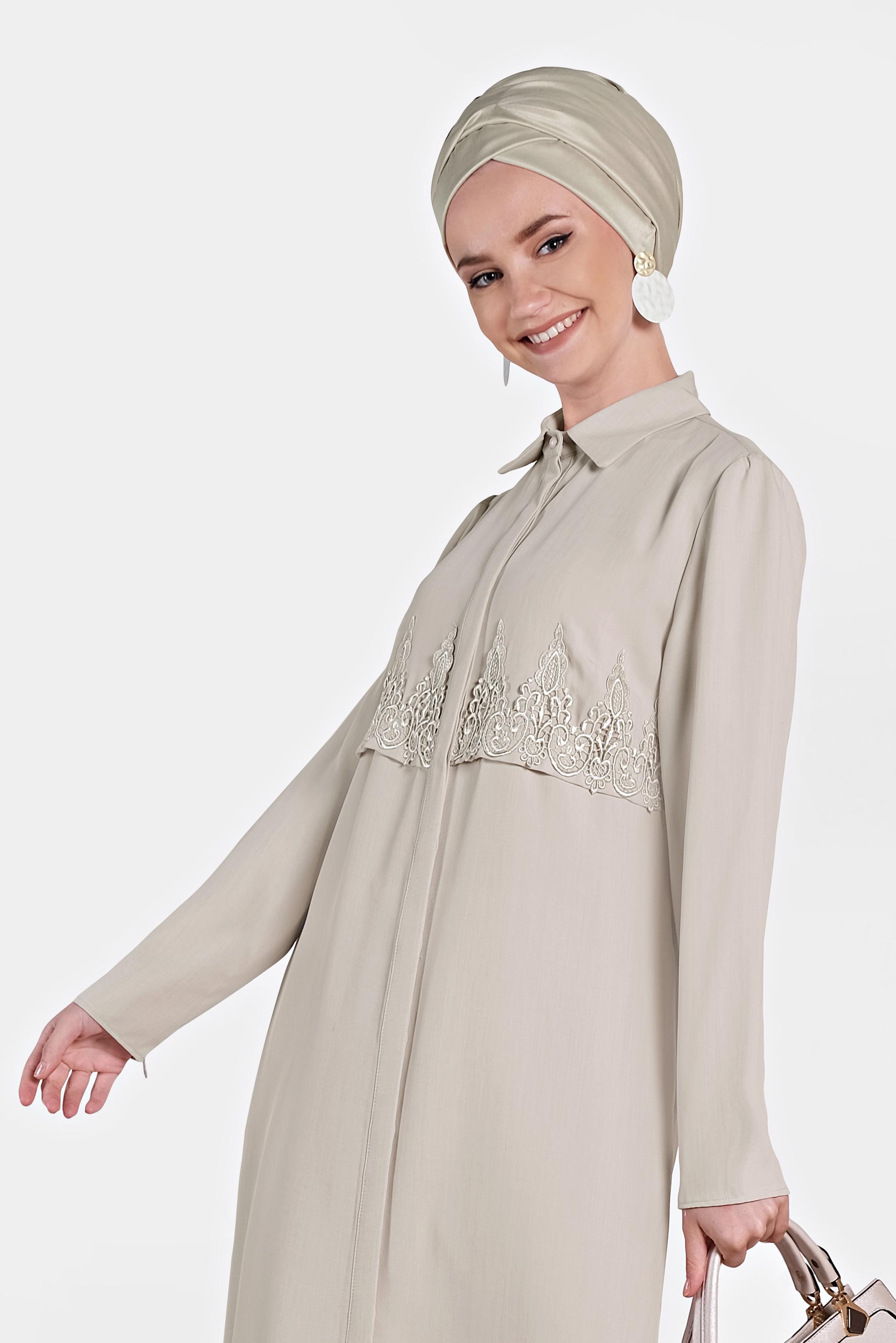 Tesettür giyim BEJ MANŞETLERİ FERMUARLI NAKIŞLI TUNİK 4457