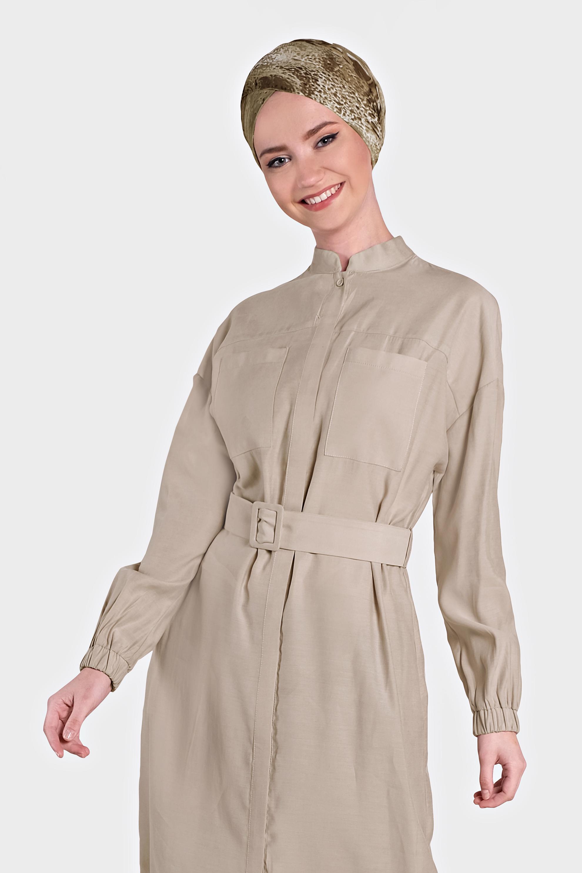 Tesettür giyim BEJ SIRTI PÜSKÜL DETAYLI KUŞAKLI TUNİK 4473