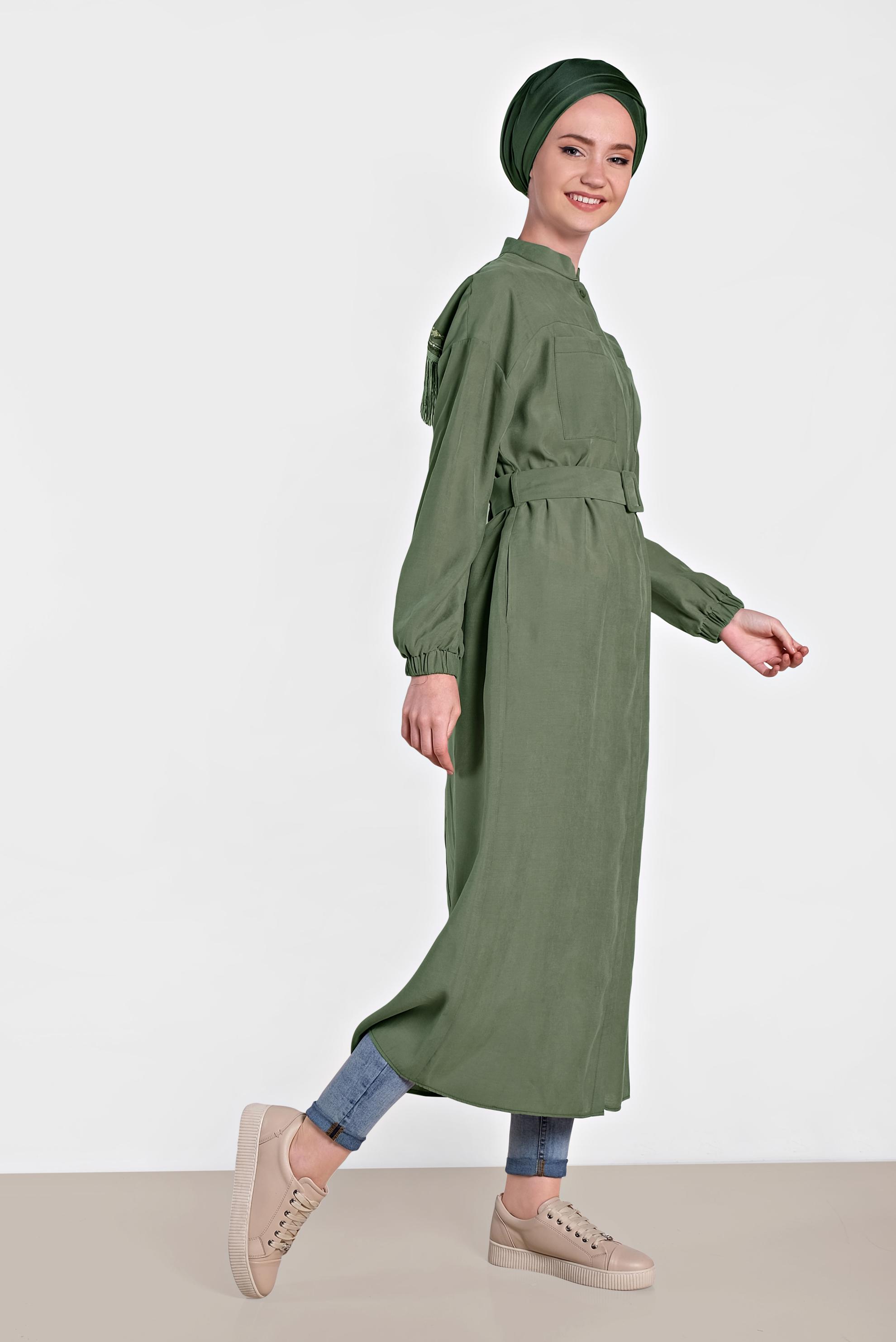 Tesettür giyim HAKİ SIRTI PÜSKÜL DETAYLI KUŞAKLI TUNİK 4473