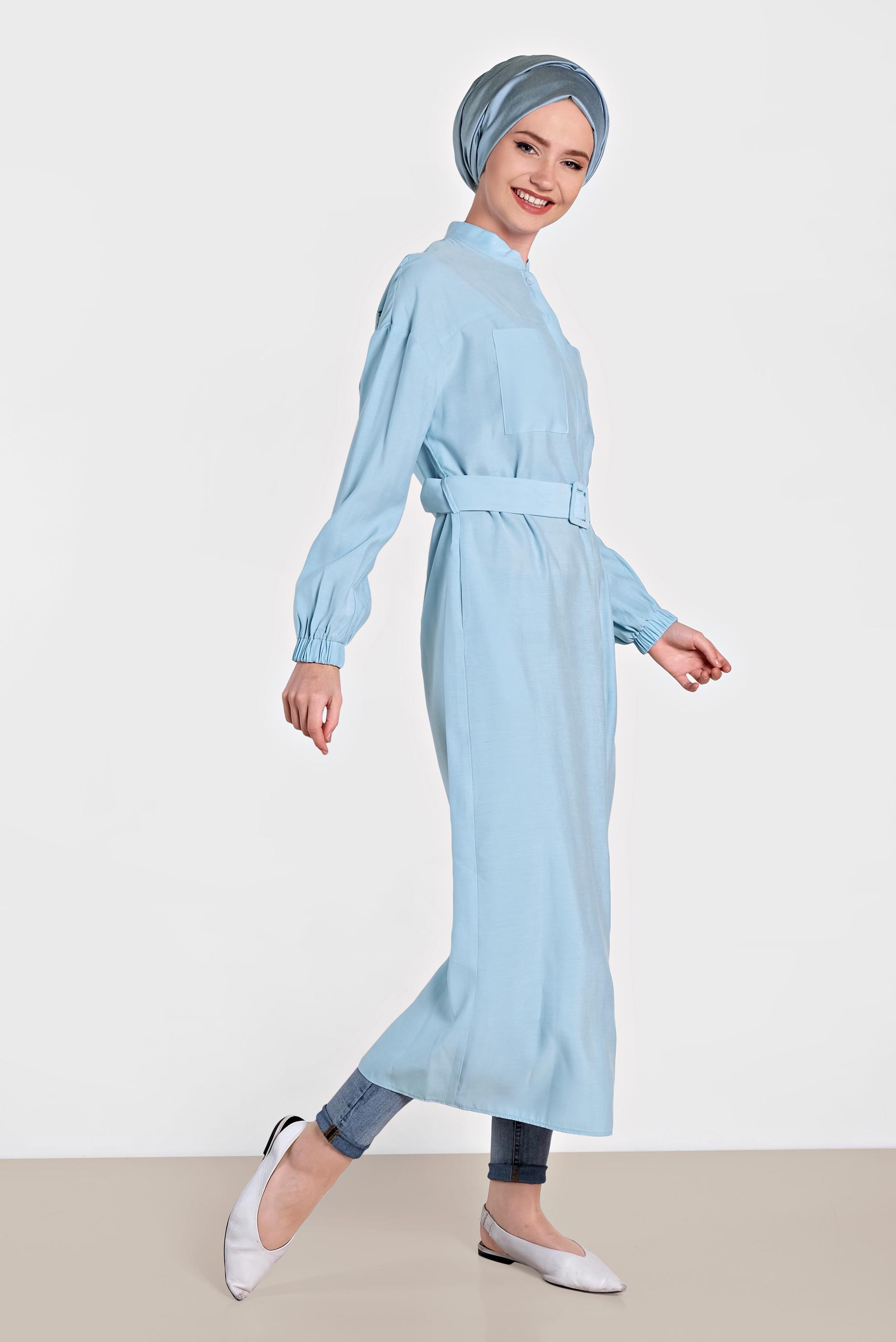 Tesettür giyim MAVİ SIRTI PÜSKÜL DETAYLI KUŞAKLI TUNİK 4473