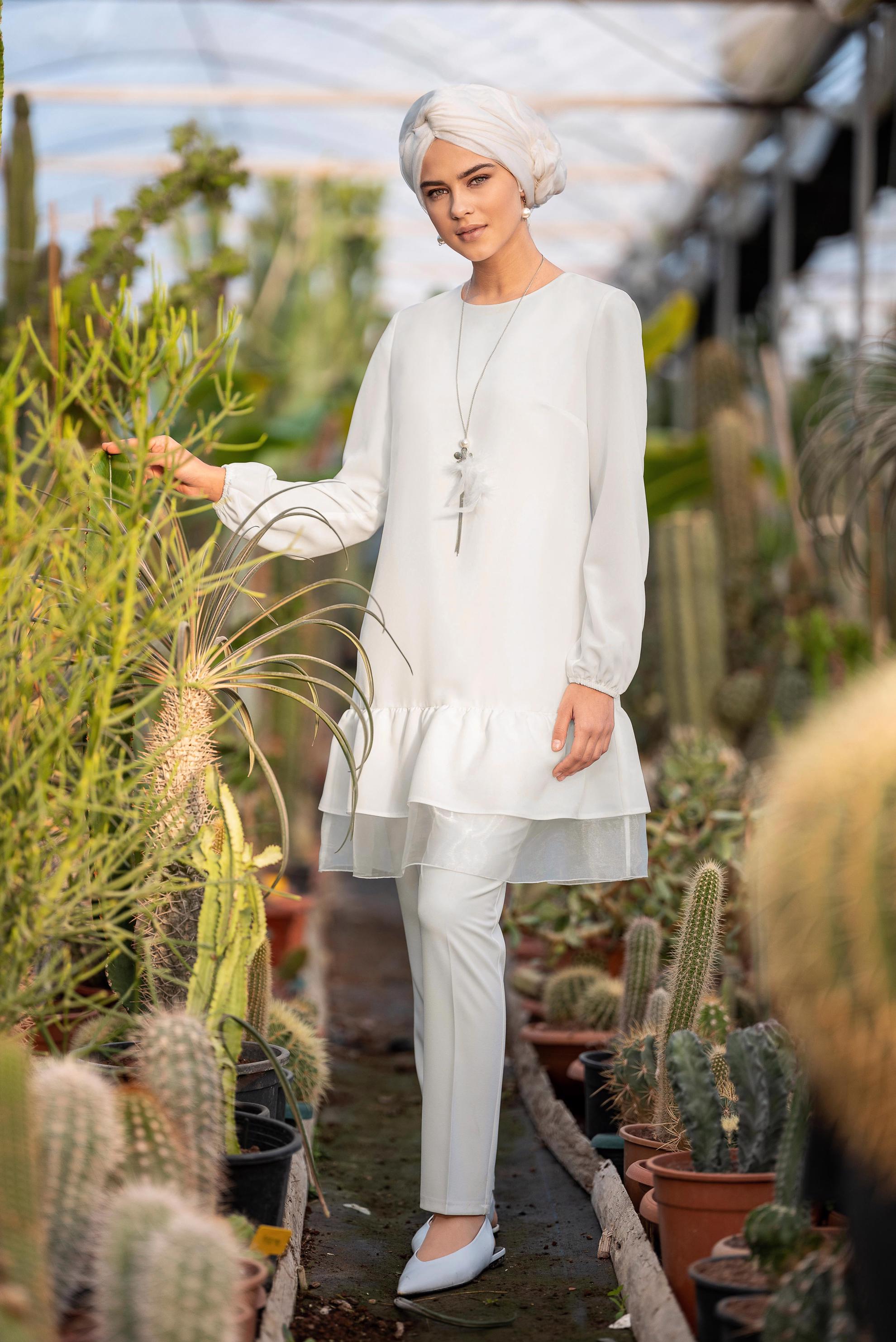 Tesettür giyim BEYAZ ETEK UCU TÜLLÜ TUNİK 4860