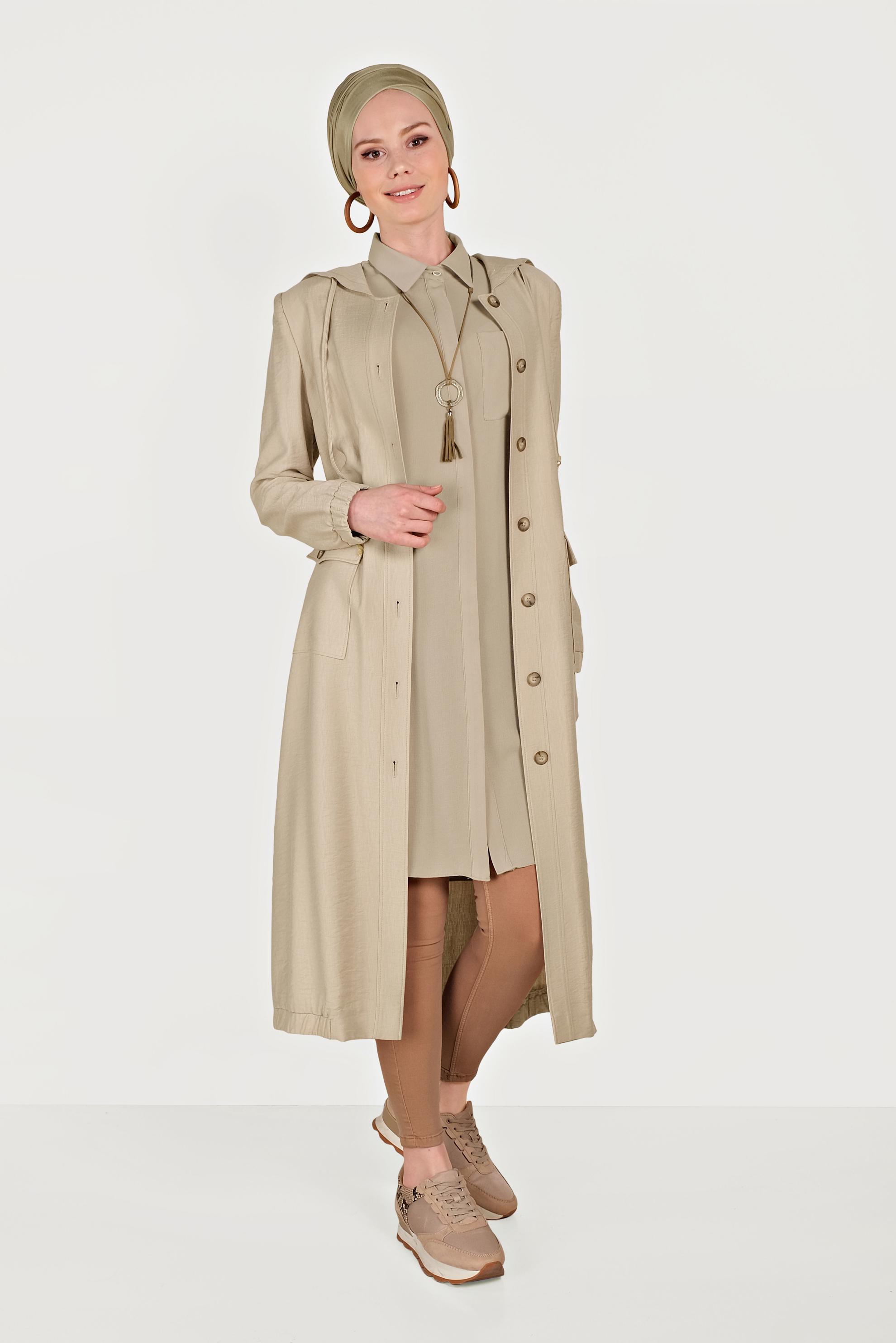 Tesettür giyim BEJ OMUZLARI VATKALI DÜĞMELİ TRENÇKOT 10155