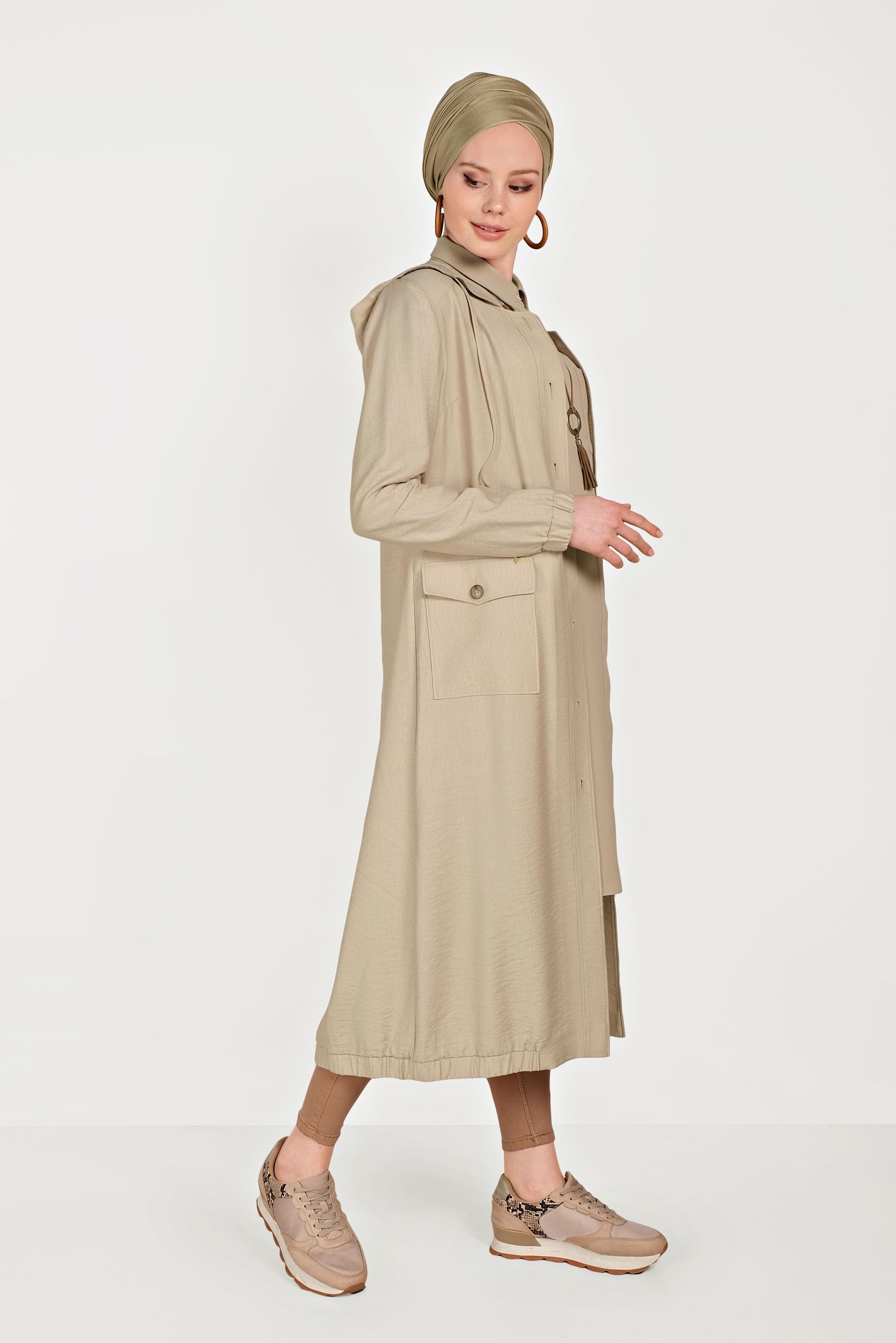 Tesettür giyim BEJ OMUZLARI VATKALI DÜĞMELİ TRENÇKOT 10155