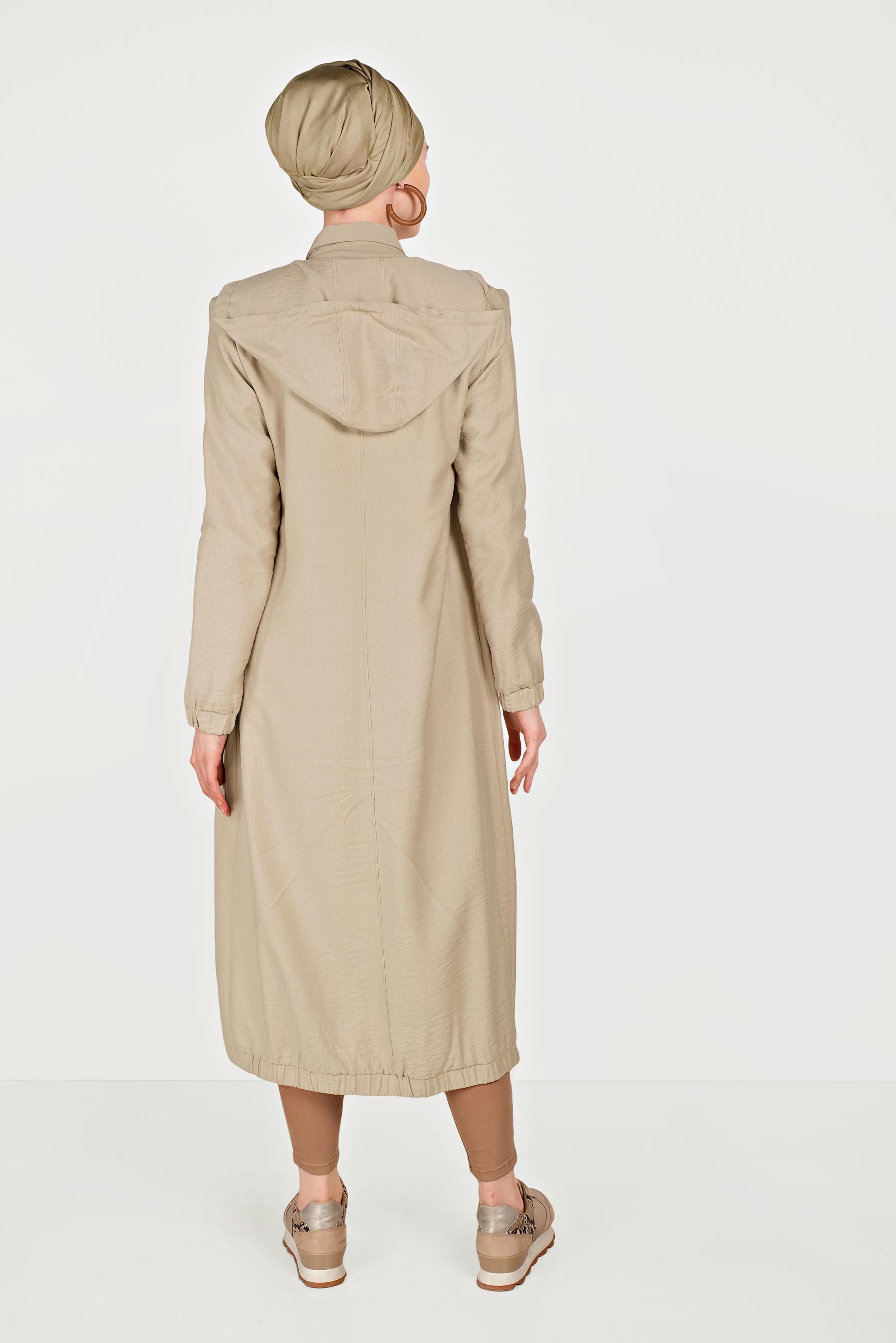 Tesettür giyim BEJ OMUZLARI VATKALI DÜĞMELİ TRENÇKOT 10155