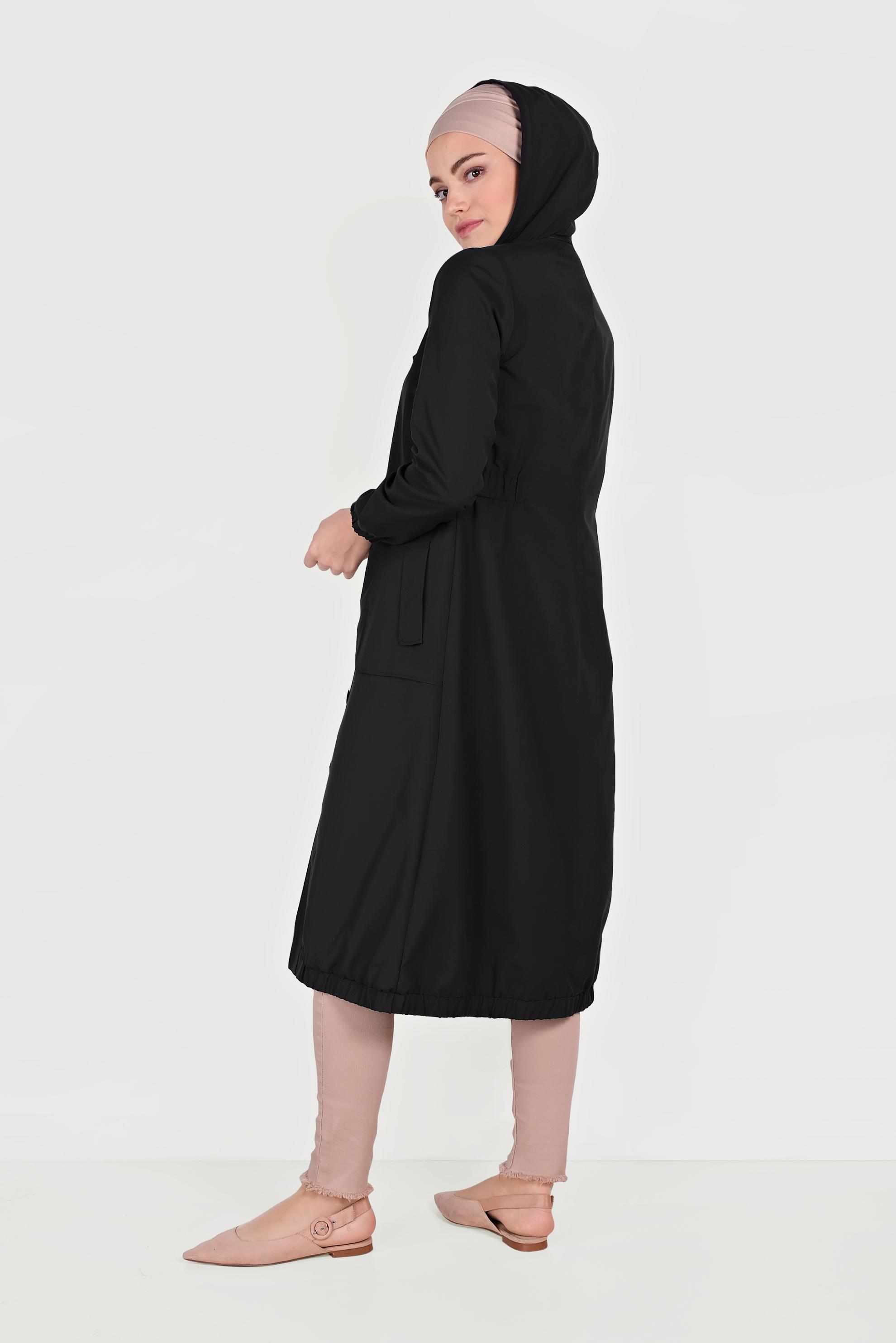 Tesettür giyim SİYAH ETEKUCU BÜZGÜLÜ KAPÜŞONLU TRENÇKOT 10182
