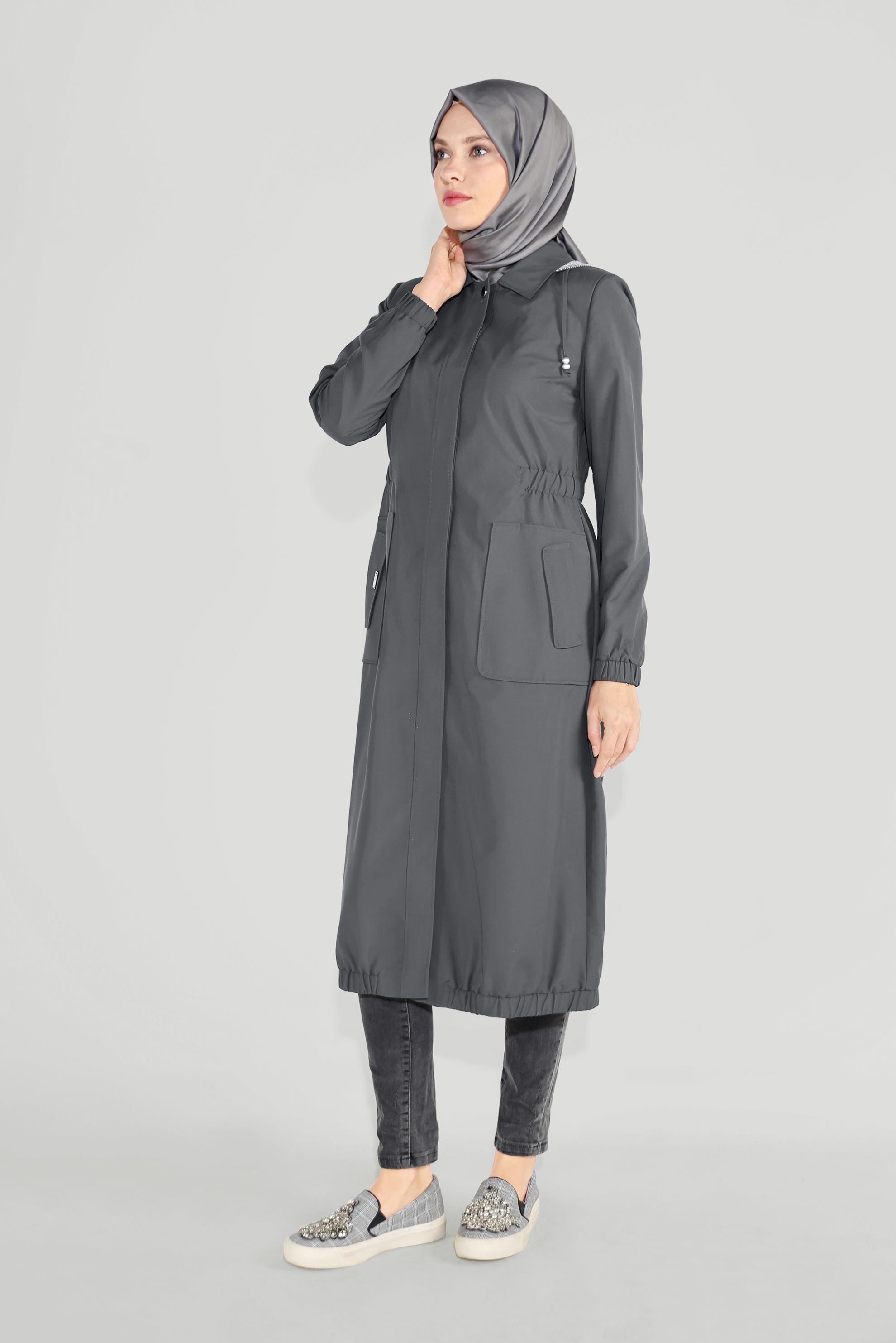 Tesettür giyim GRİ ETEKUCU BÜZGÜLÜ KAPÜŞONLU TRENÇKOT 10182