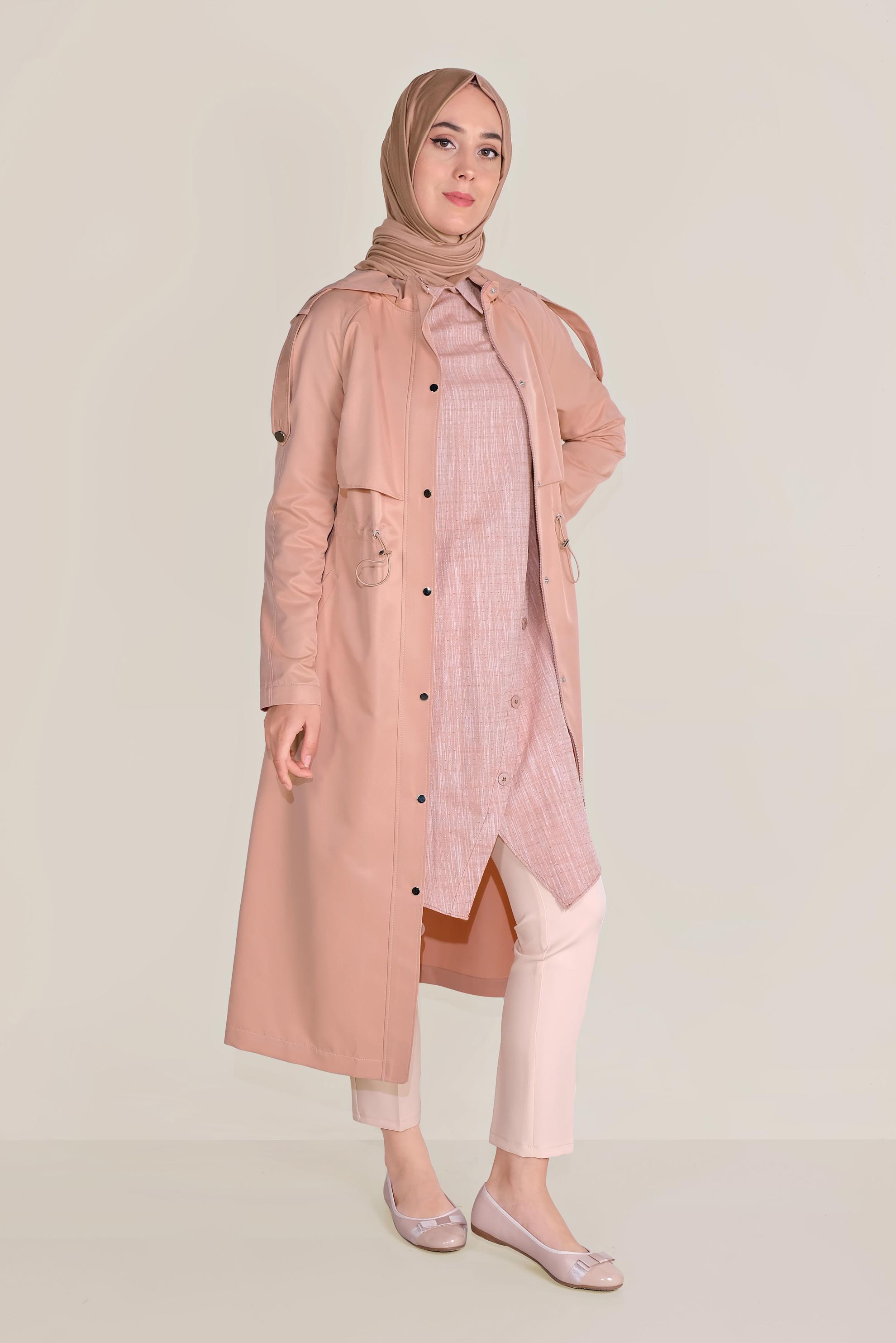 Tesettür giyim PUDRA BELİ BÜZGÜ BAĞCIKLI KAPÜŞONLU TRENÇKOT 10190