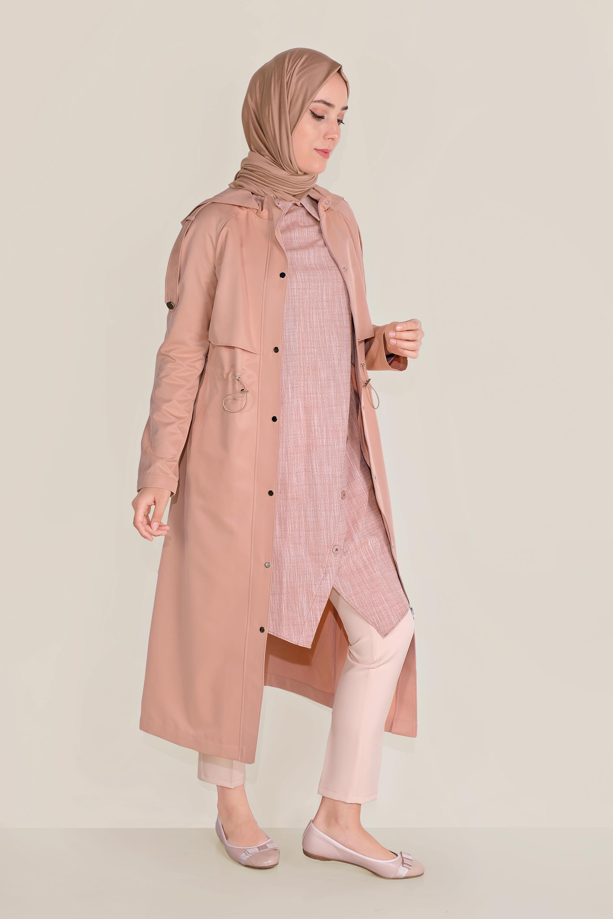 Tesettür giyim PUDRA BELİ BÜZGÜ BAĞCIKLI KAPÜŞONLU TRENÇKOT 10190