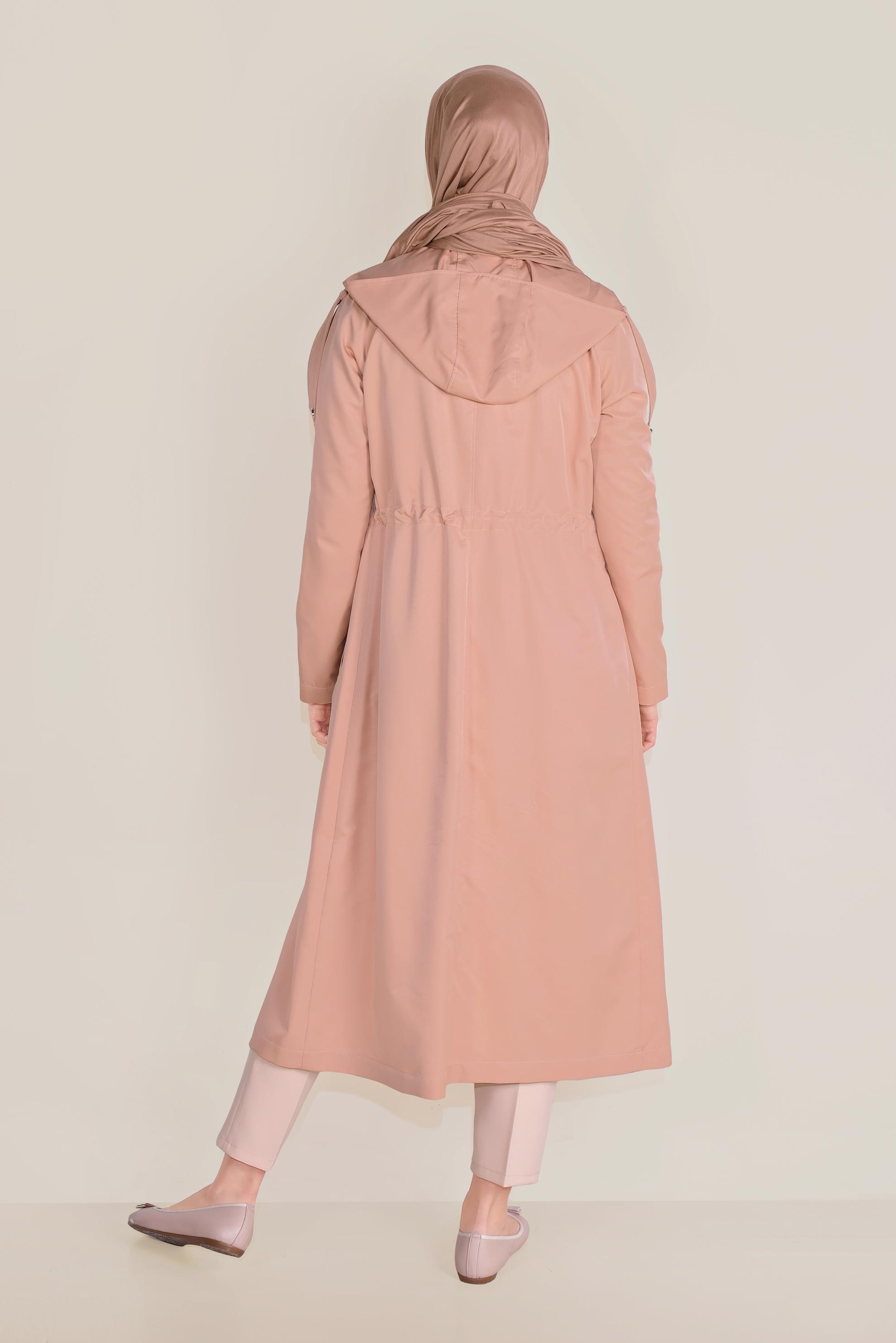 Tesettür giyim PUDRA BELİ BÜZGÜ BAĞCIKLI KAPÜŞONLU TRENÇKOT 10190