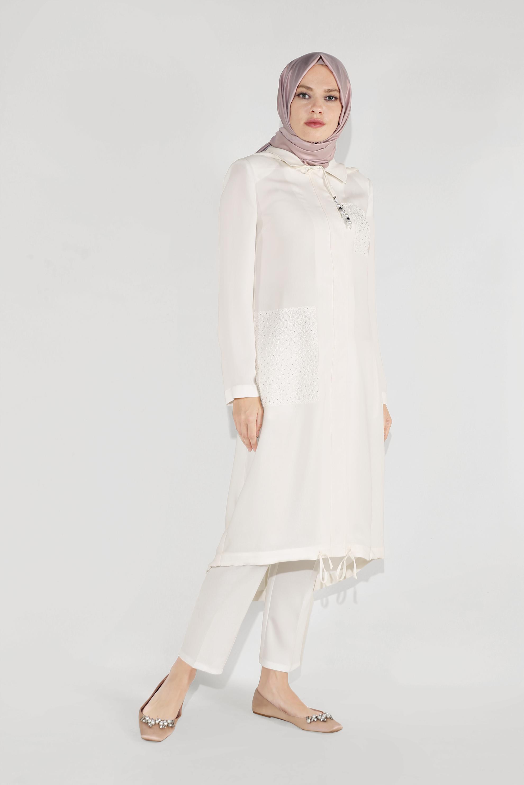 Tesettür giyim BEYAZ CEPLERİ İŞLEMELİ KAPÜŞONLU TRENÇKOT 10194