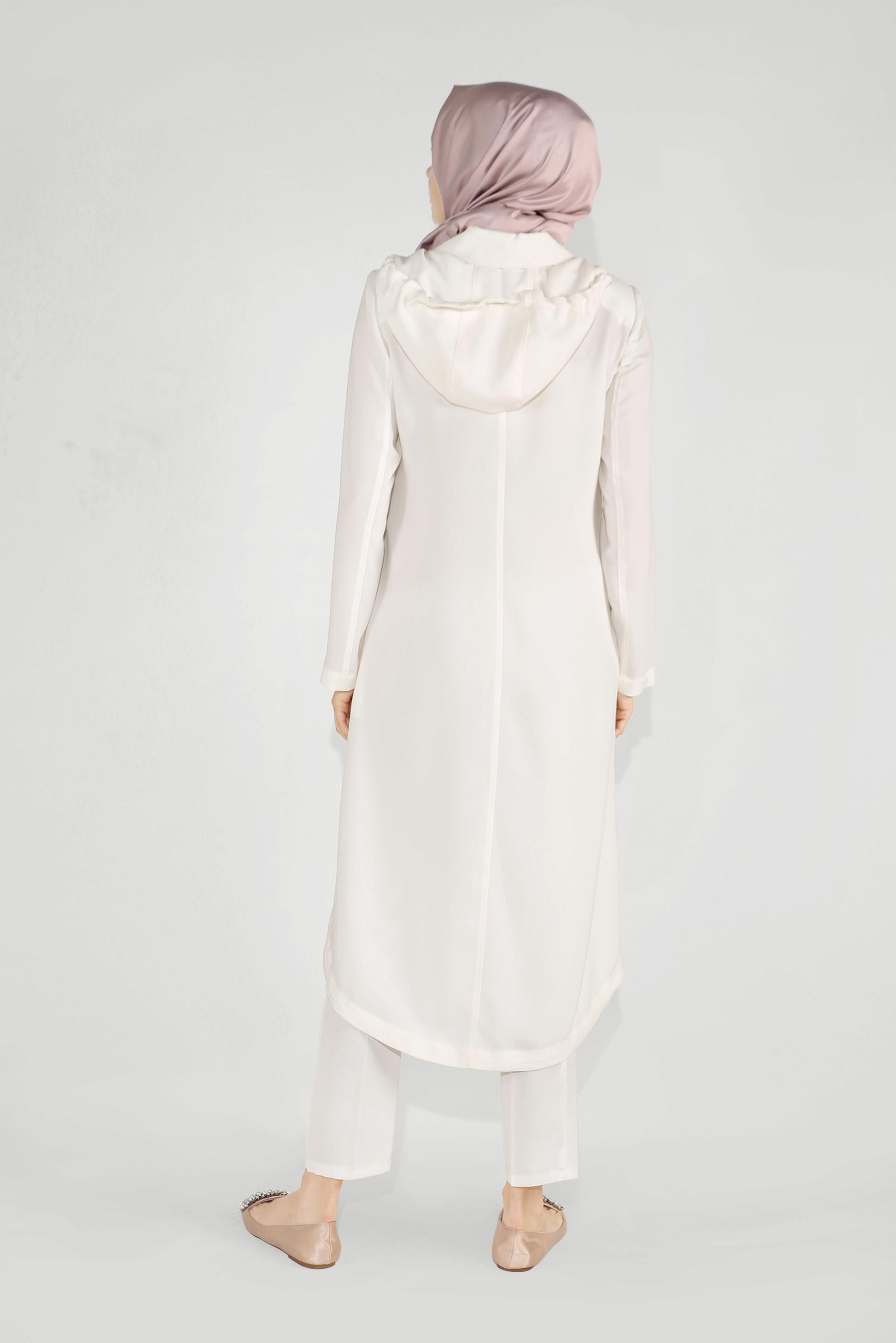 Tesettür giyim BEYAZ CEPLERİ İŞLEMELİ KAPÜŞONLU TRENÇKOT 10194