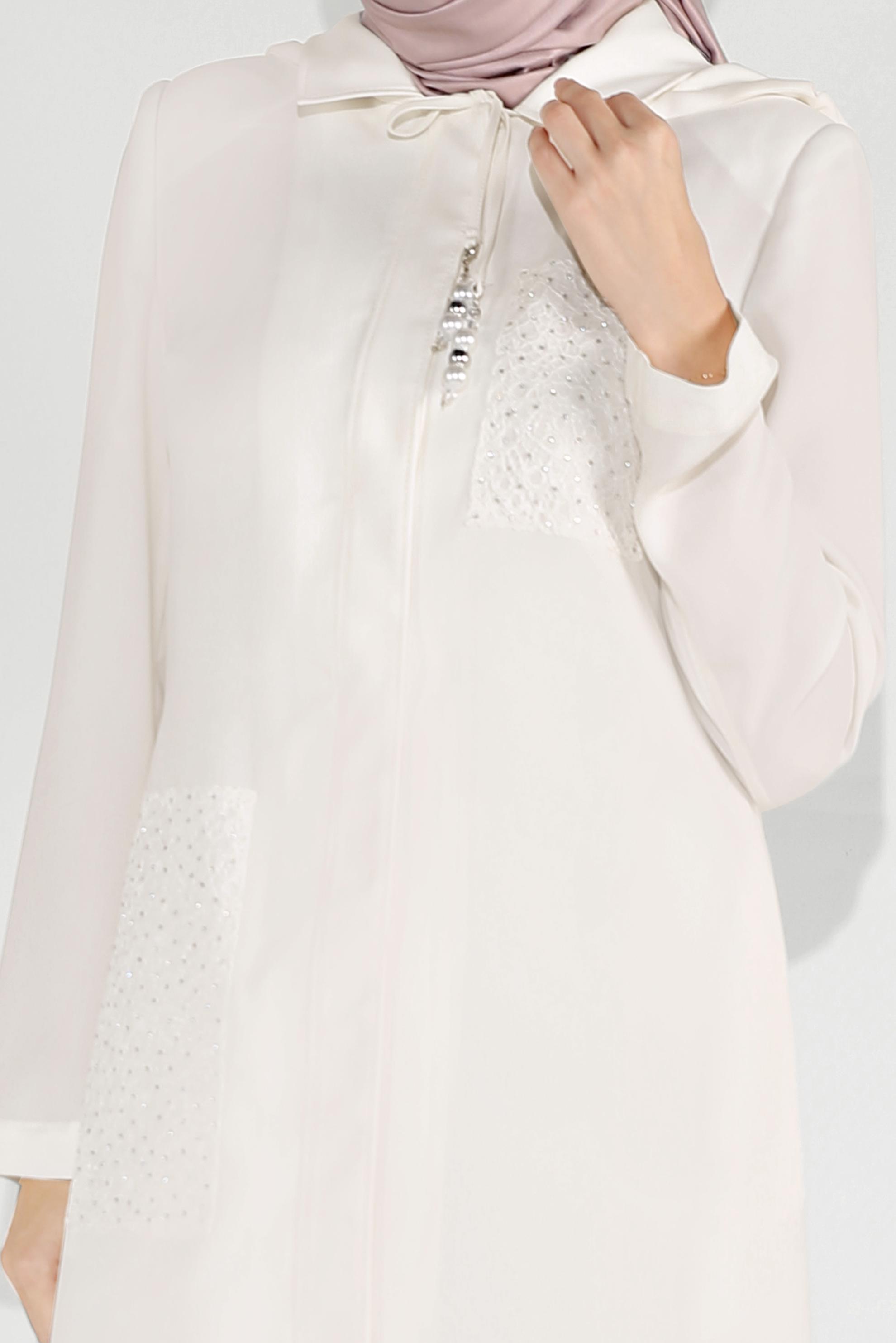 Tesettür giyim BEYAZ CEPLERİ İŞLEMELİ KAPÜŞONLU TRENÇKOT 10194