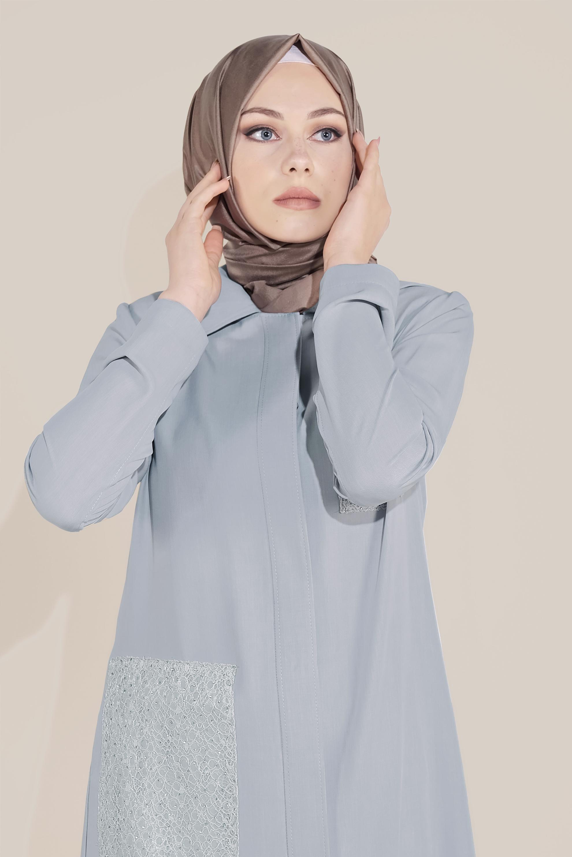 Tesettür giyim GRİ CEPLERİ İŞLEMELİ KAPÜŞONLU TRENÇKOT 10194