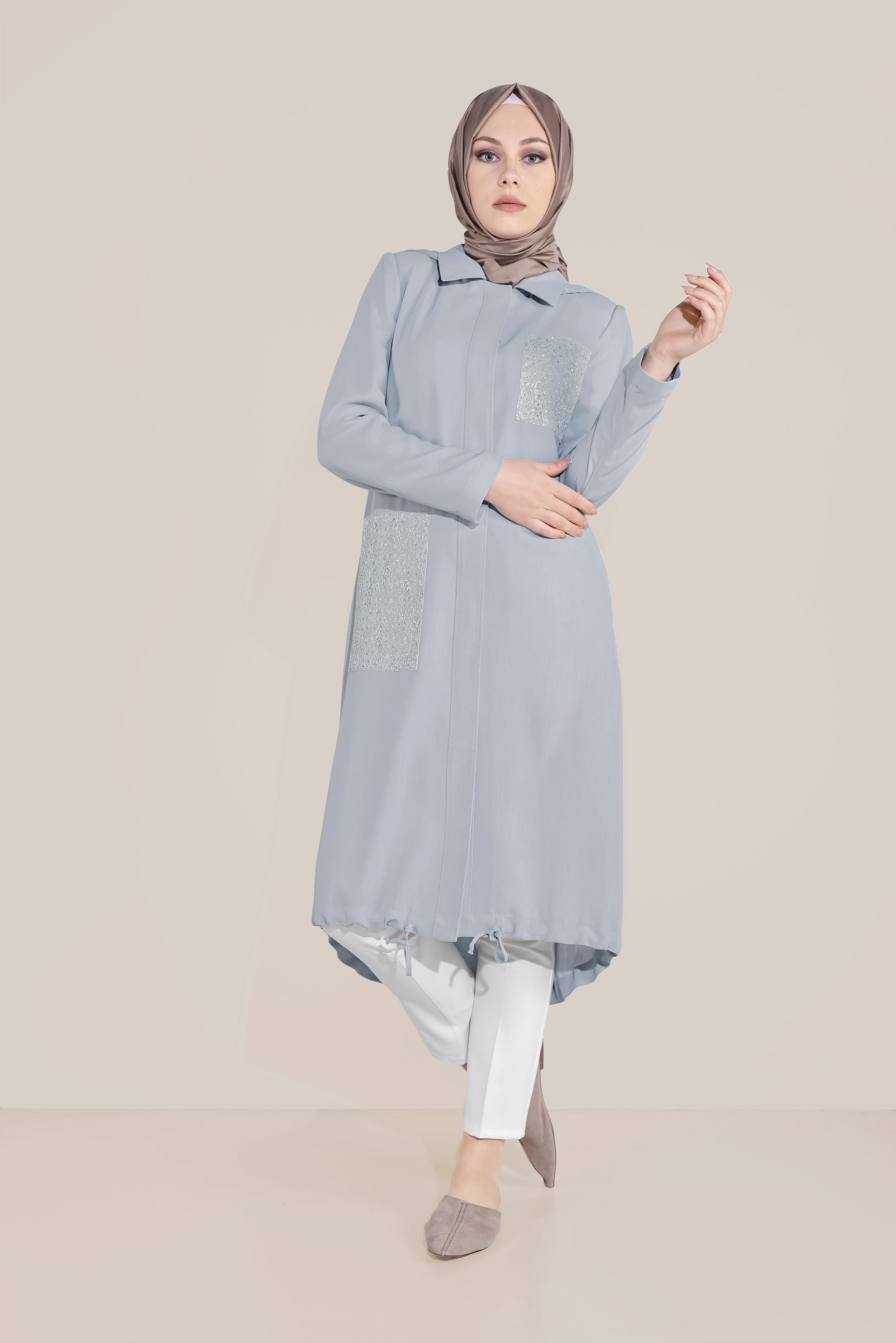 Tesettür giyim GRİ CEPLERİ İŞLEMELİ KAPÜŞONLU TRENÇKOT 10194