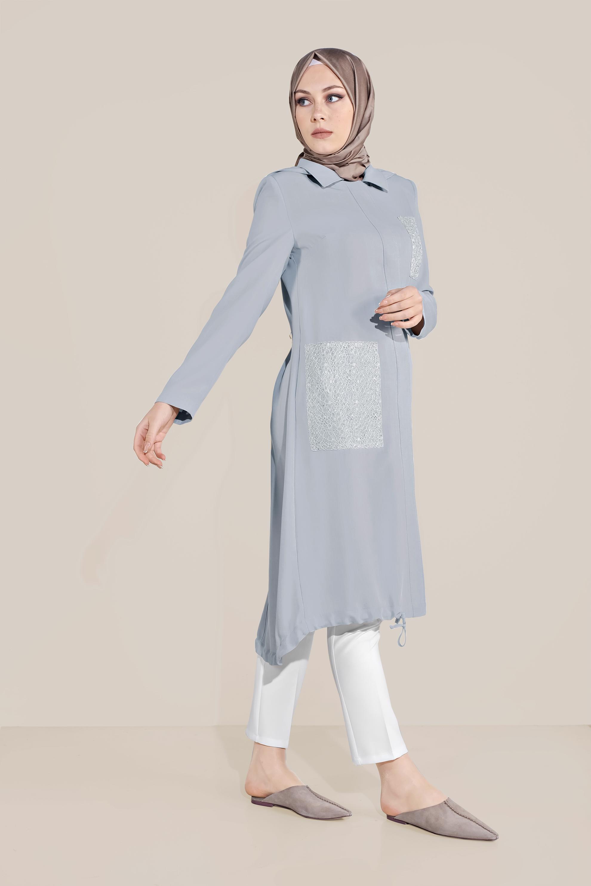 Tesettür giyim GRİ CEPLERİ İŞLEMELİ KAPÜŞONLU TRENÇKOT 10194