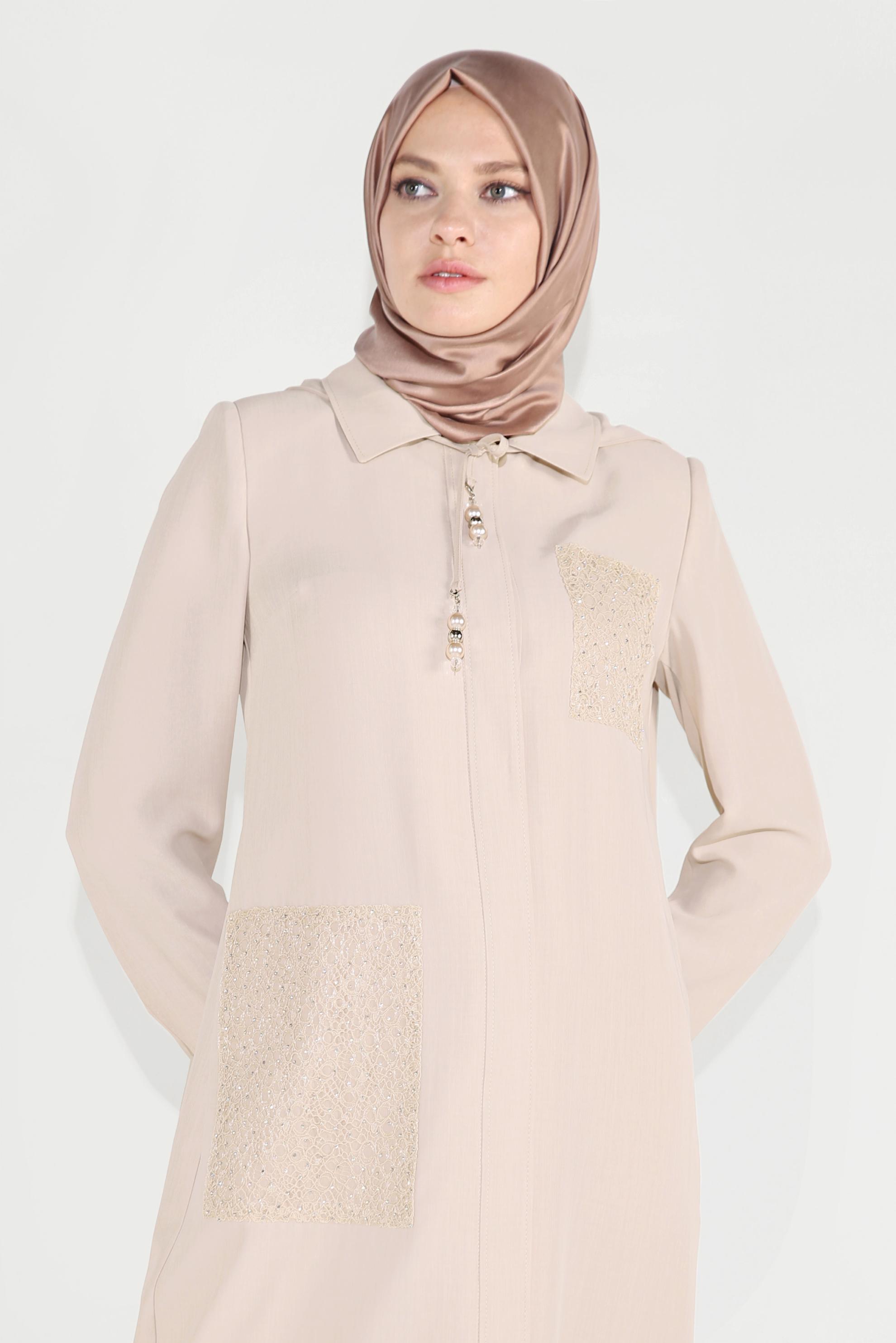 Tesettür giyim BEJ CEPLERİ İŞLEMELİ KAPÜŞONLU TRENÇKOT 10194