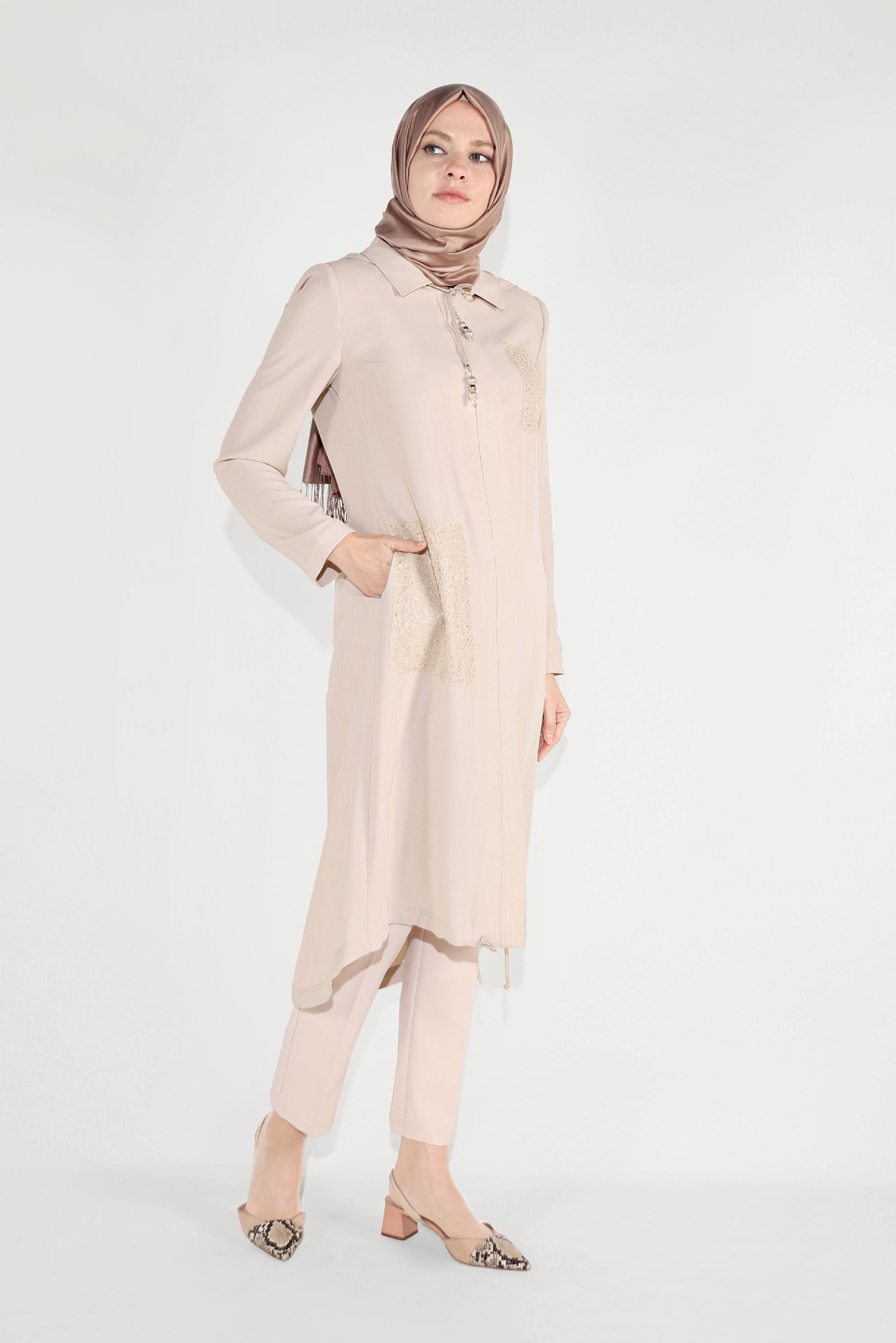 Tesettür giyim BEJ CEPLERİ İŞLEMELİ KAPÜŞONLU TRENÇKOT 10194