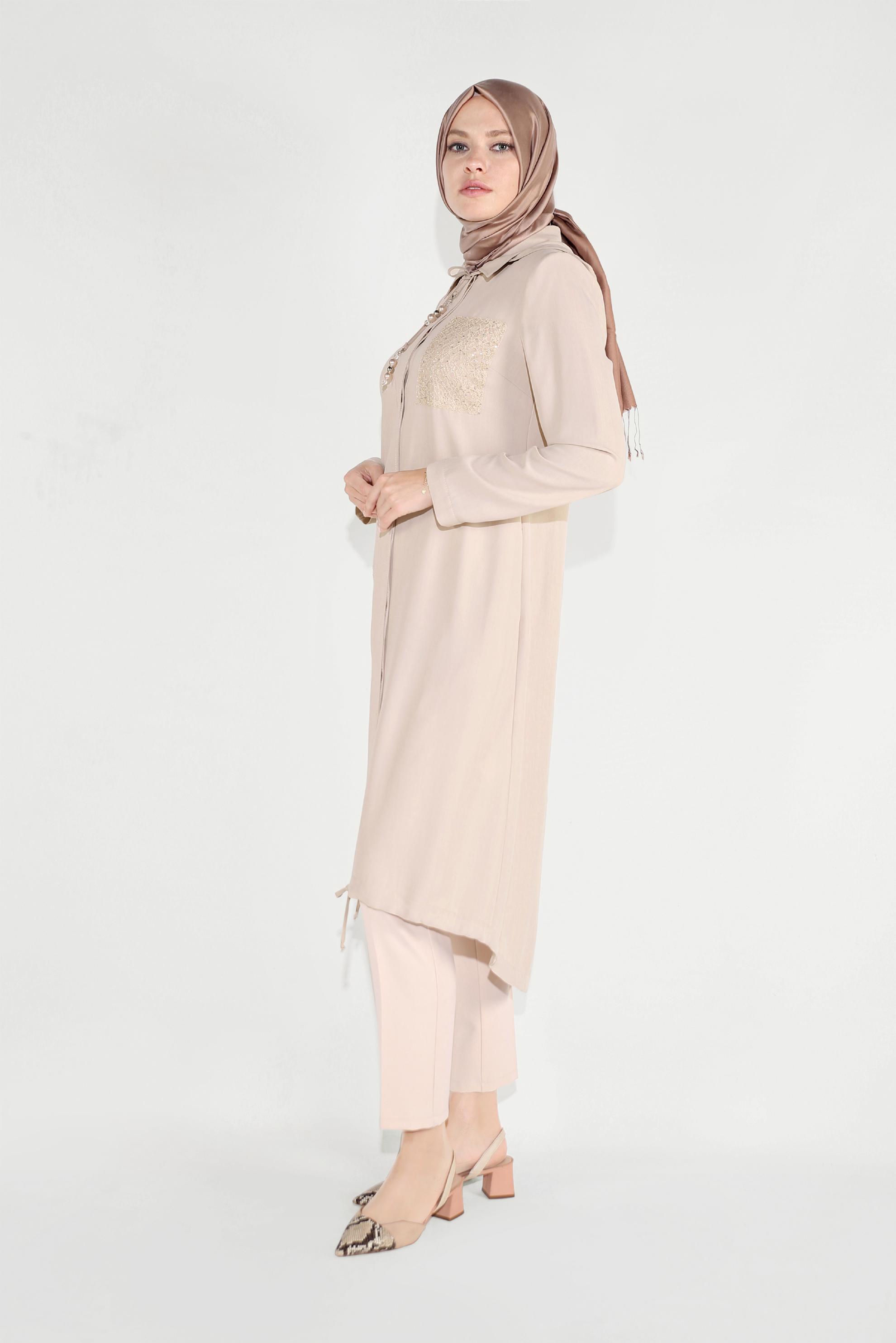 Tesettür giyim BEJ CEPLERİ İŞLEMELİ KAPÜŞONLU TRENÇKOT 10194