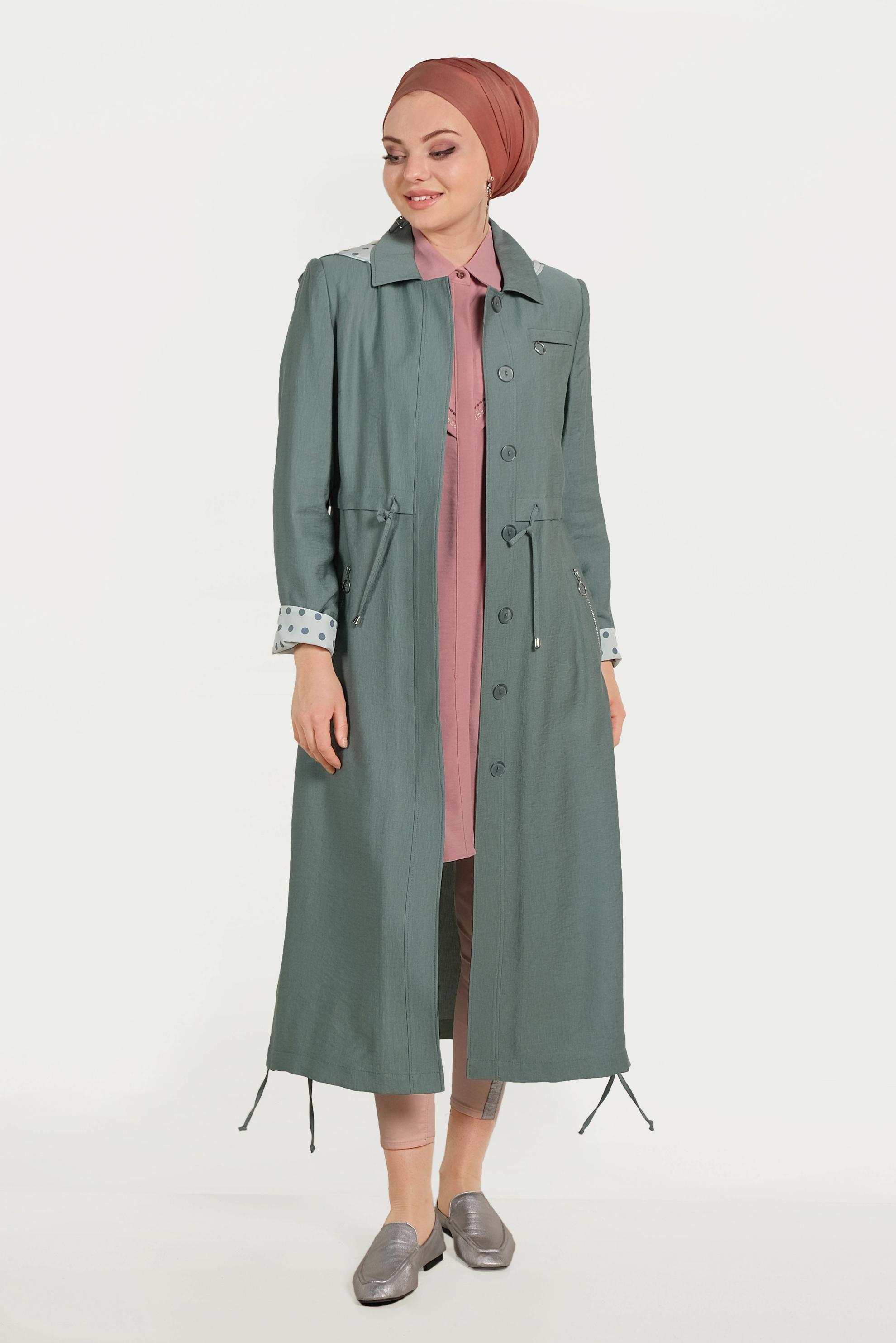 Tesettür giyim YEŞİL ASTARI PUANTİYELİ DÜĞMELİ TRENÇKOT 10197