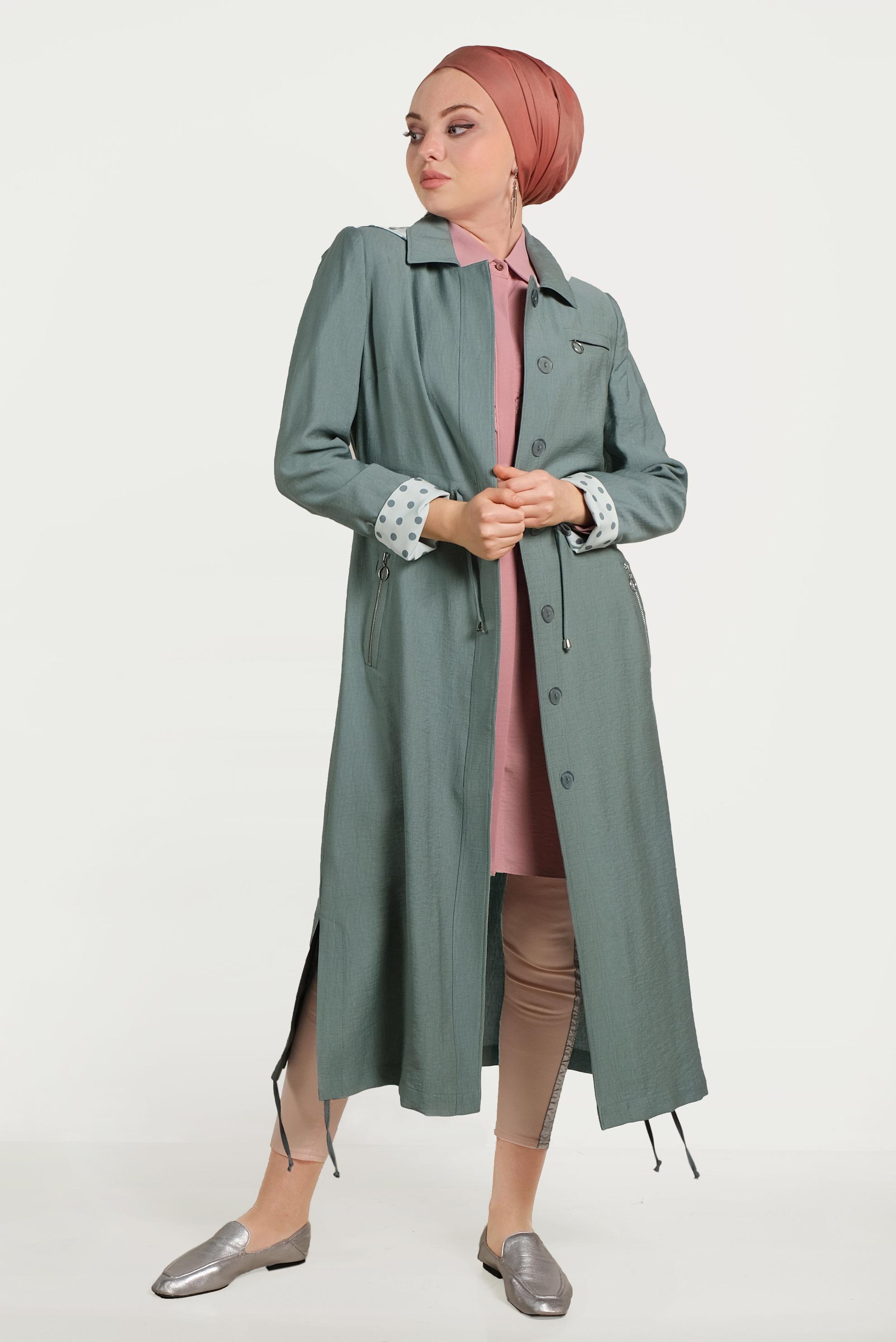 Tesettür giyim YEŞİL ASTARI PUANTİYELİ DÜĞMELİ TRENÇKOT 10197