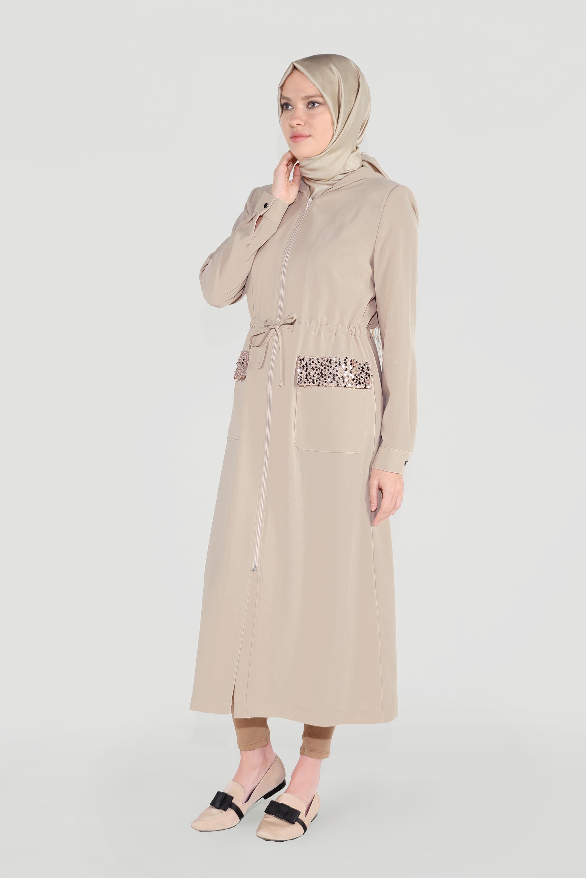 Tesettür giyim BEJ CEPLERİ PULLU BELİ BAĞCIKLI TRENÇKOT 10227