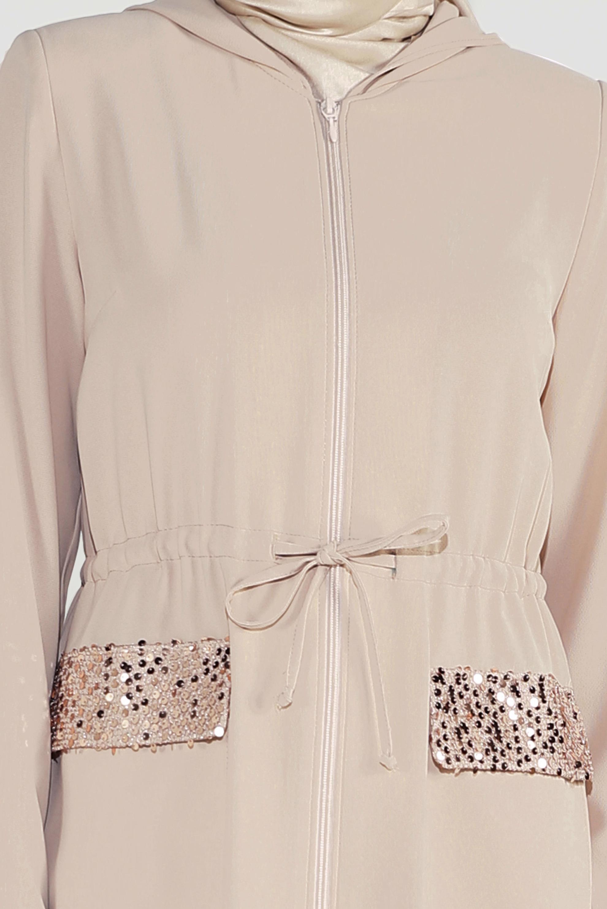 Tesettür giyim BEJ CEPLERİ PULLU BELİ BAĞCIKLI TRENÇKOT 10227