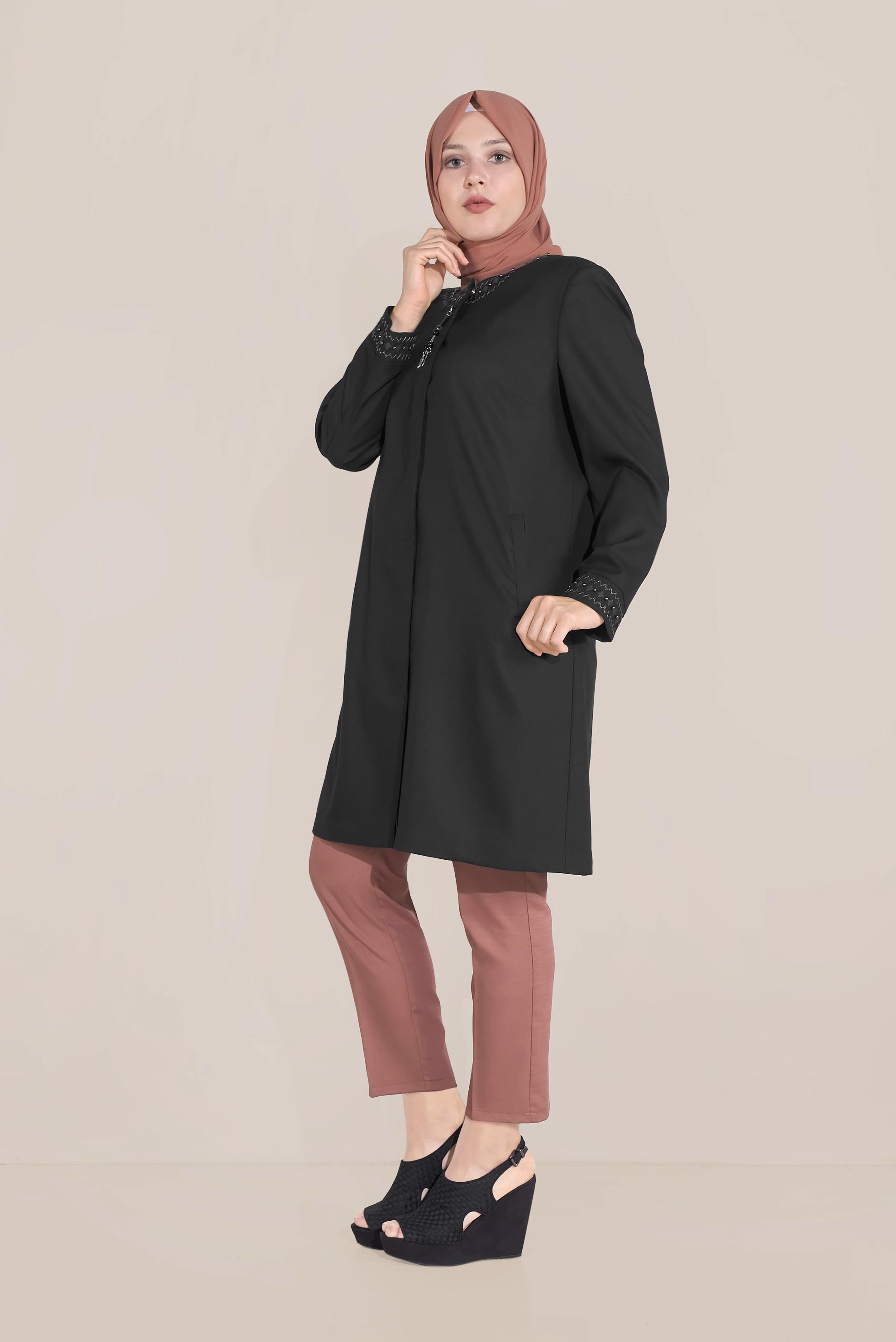 Vêtements hijab NOIR IMPERMÉABLE À COL ROND ET APPLIQUÉ DES BRODERIES 10232