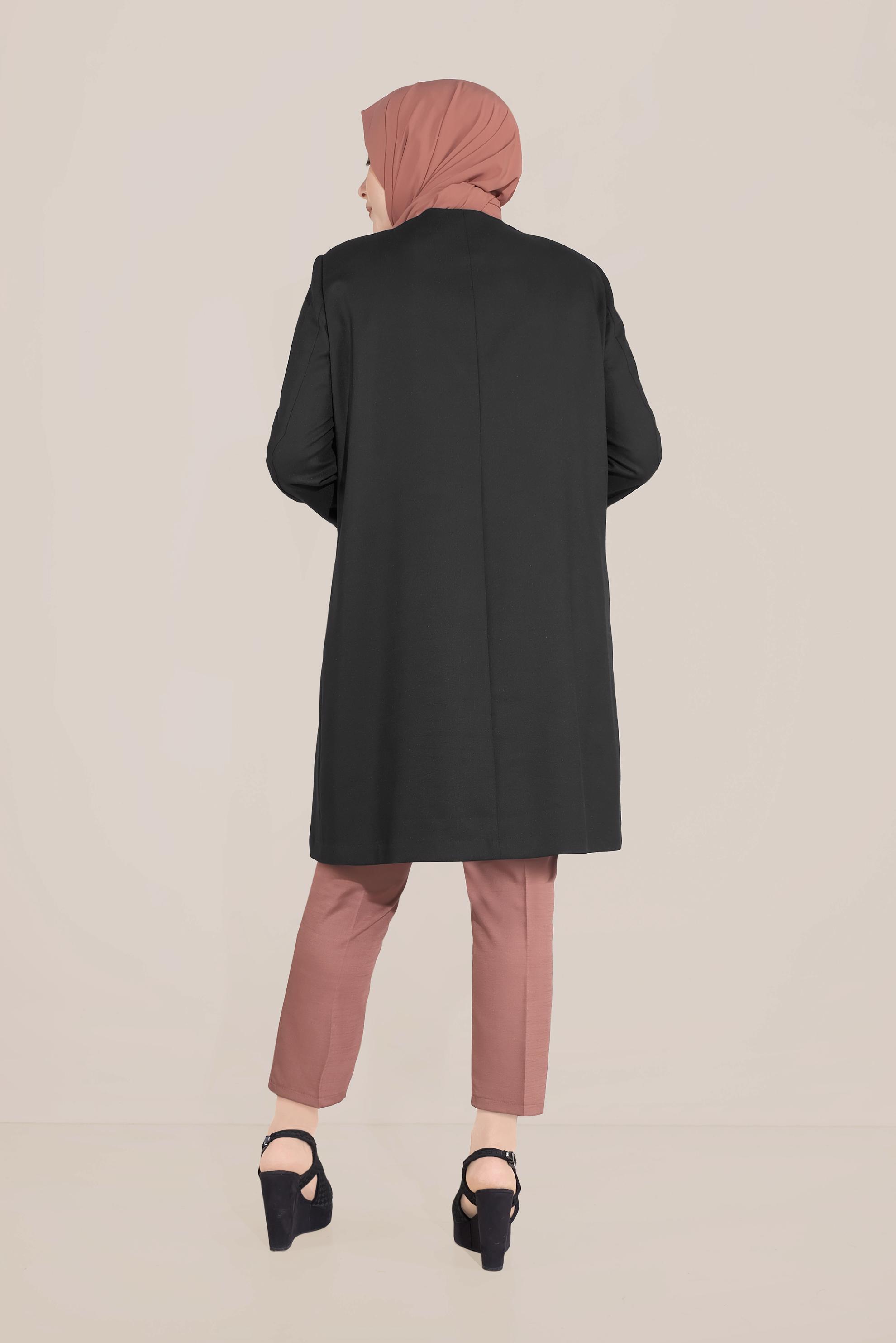 Vêtements hijab NOIR IMPERMÉABLE À COL ROND ET APPLIQUÉ DES BRODERIES 10232