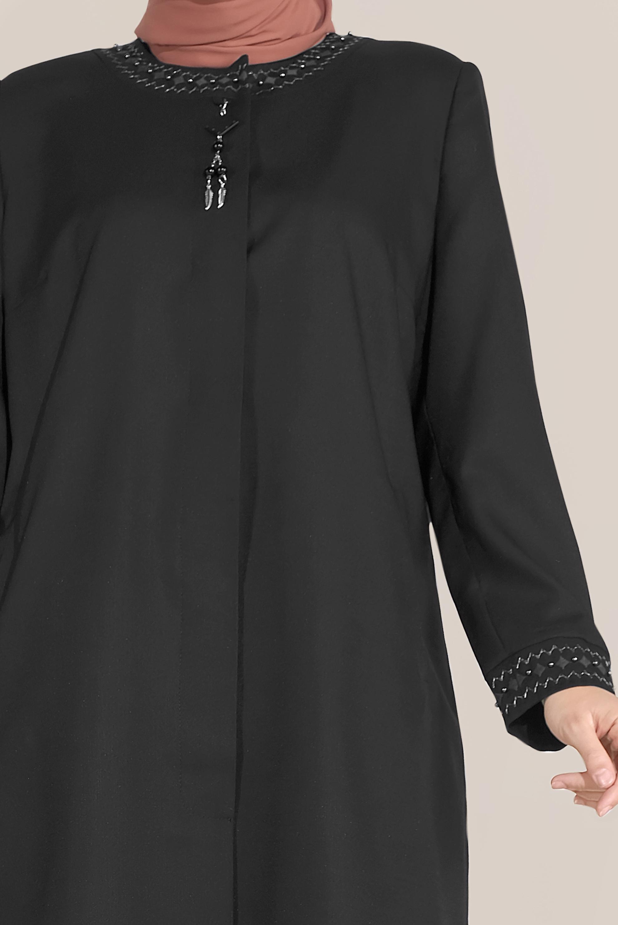Vêtements hijab NOIR IMPERMÉABLE À COL ROND ET APPLIQUÉ DES BRODERIES 10232