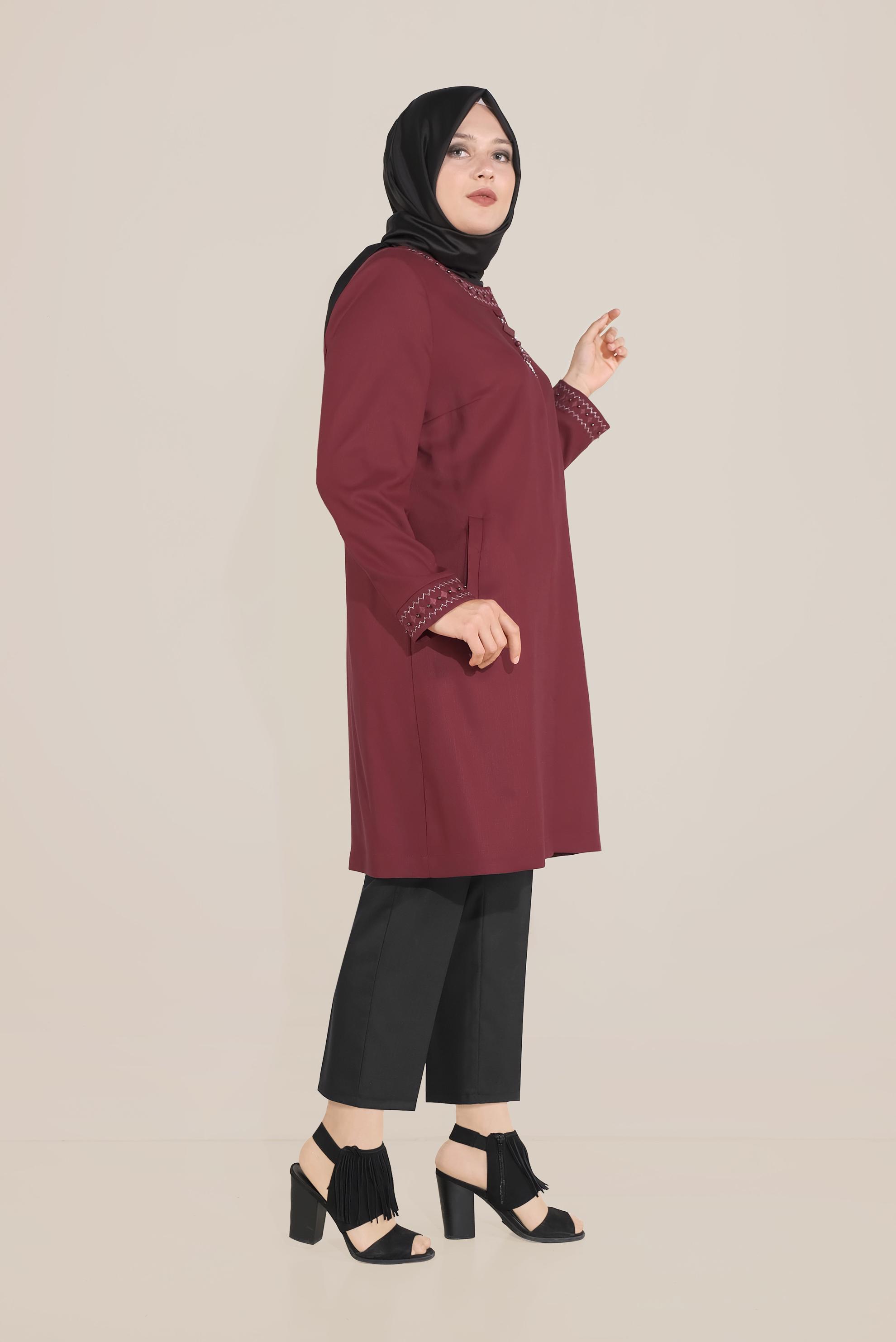 Vêtements hijab ROUGE BORDEAUX IMPERMÉABLE À COL ROND ET APPLIQUÉ DES BRODERIES 10232