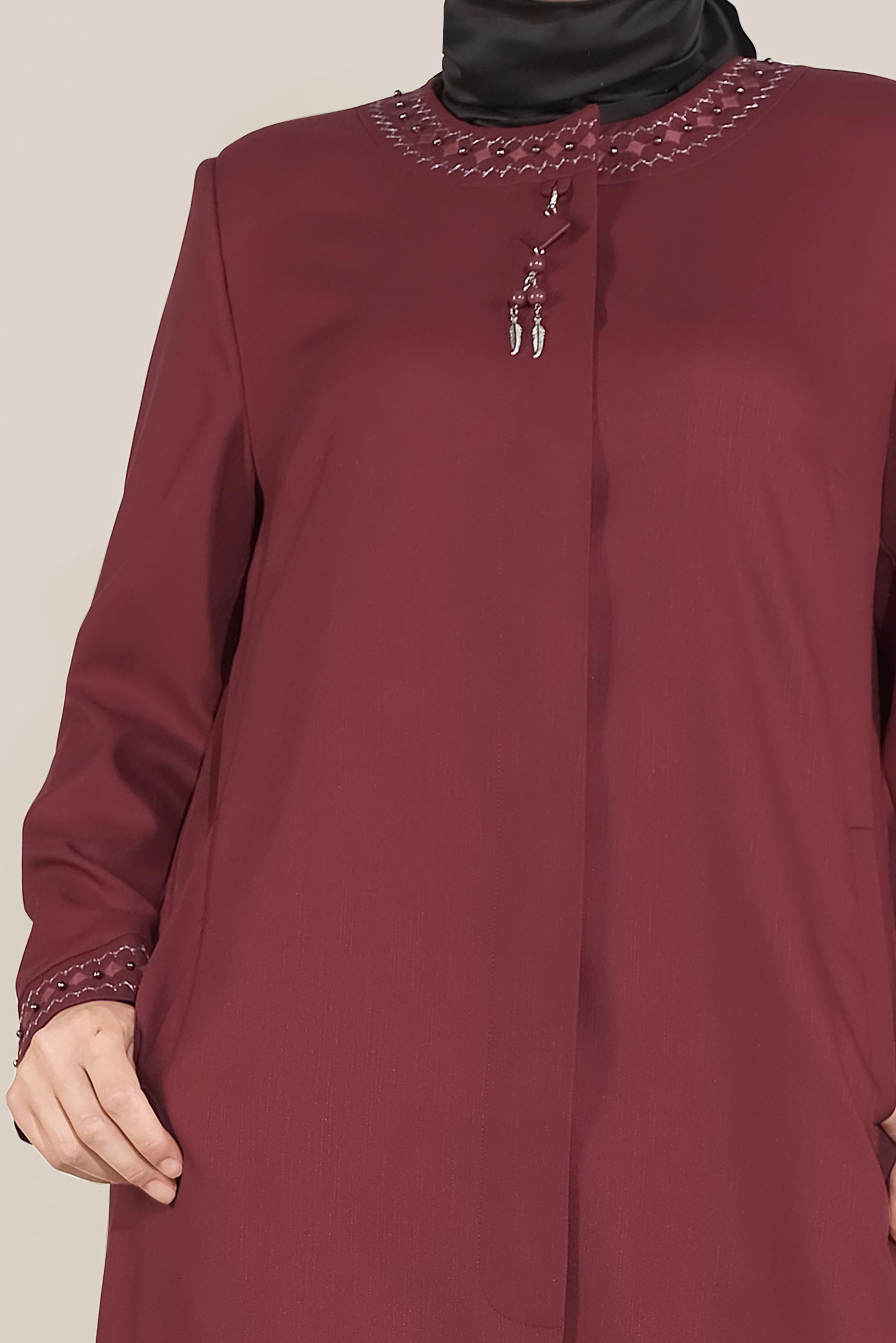 Vêtements hijab ROUGE BORDEAUX IMPERMÉABLE À COL ROND ET APPLIQUÉ DES BRODERIES 10232