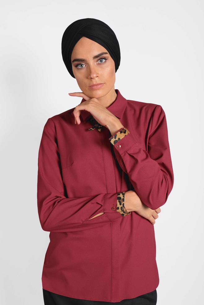 Tesettür giyim  YAKASI BROŞLU LEOPAR DETAYLI BLUZ  40266 - ALVİNA