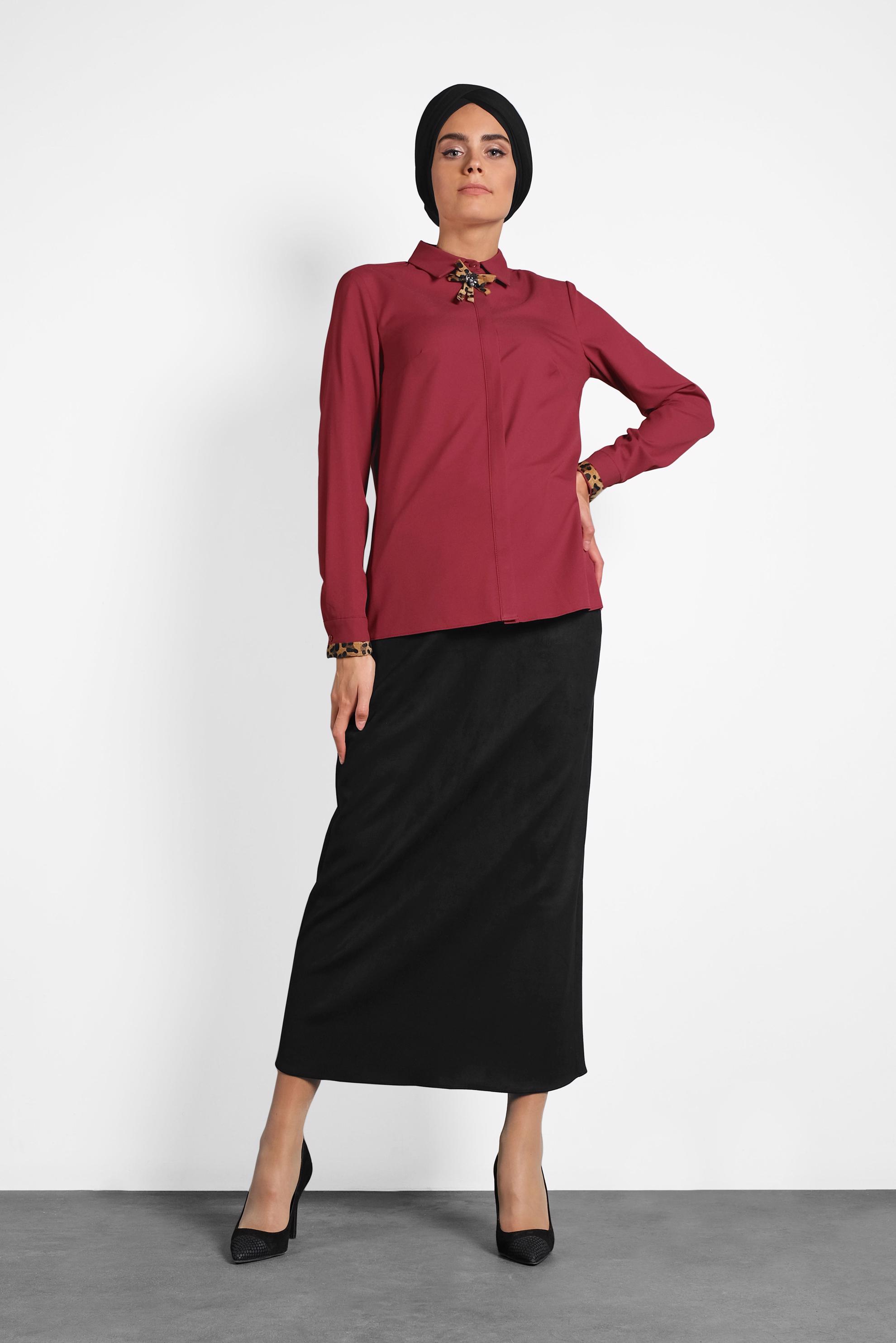 Tesettür giyim BORDO YAKASI BROŞLU LEOPAR DETAYLI BLUZ  40266