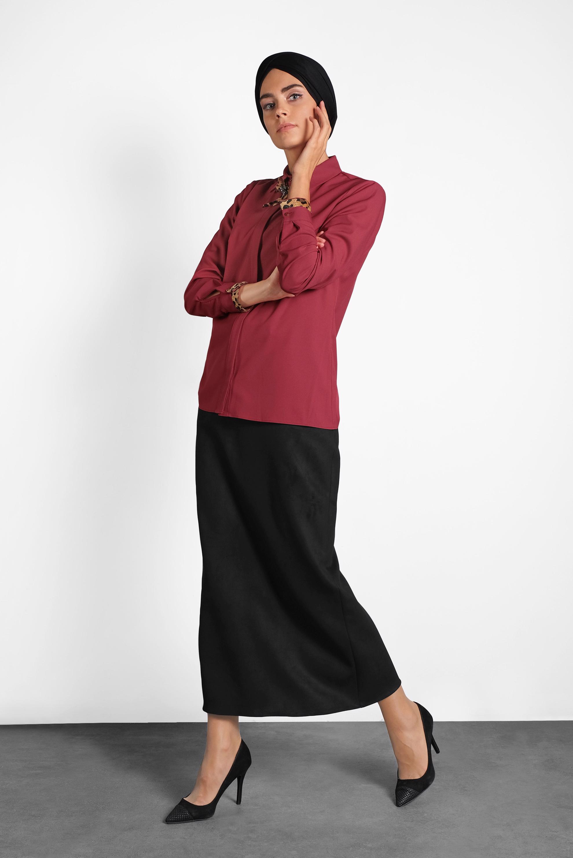 Tesettür giyim BORDO YAKASI BROŞLU LEOPAR DETAYLI BLUZ  40266