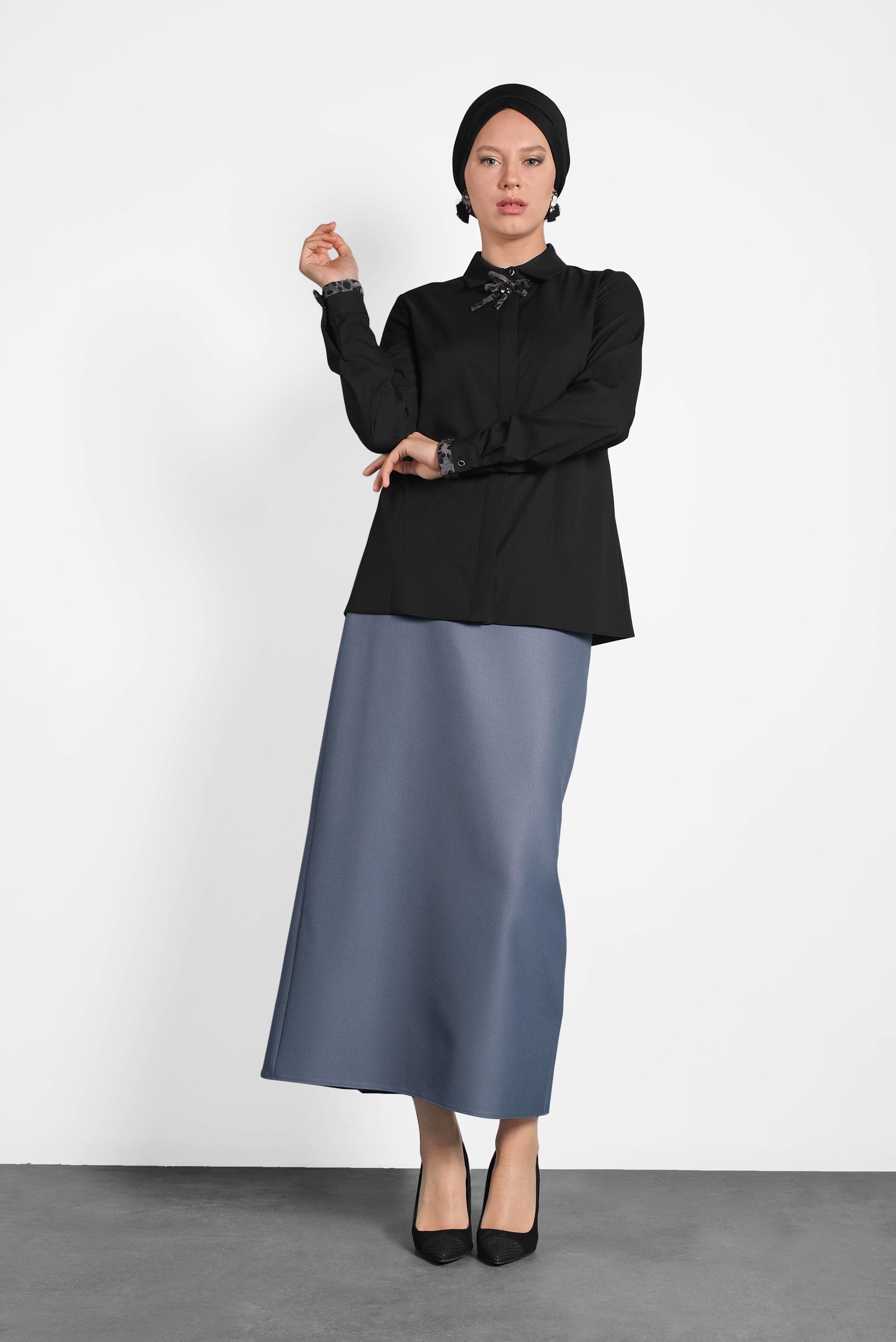 Tesettür giyim SİYAH YAKASI BROŞLU LEOPAR DETAYLI BLUZ  40266