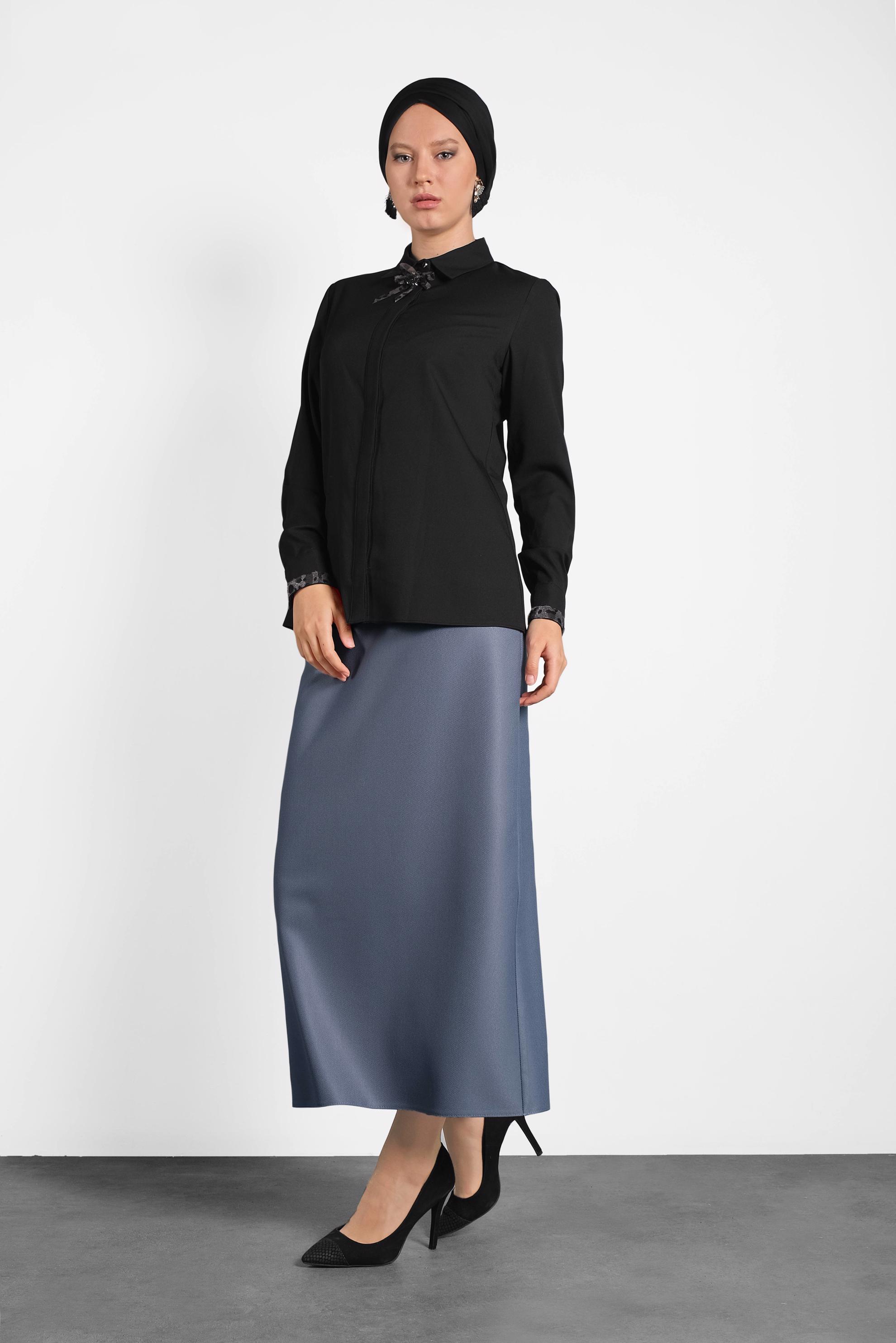 Tesettür giyim SİYAH YAKASI BROŞLU LEOPAR DETAYLI BLUZ  40266