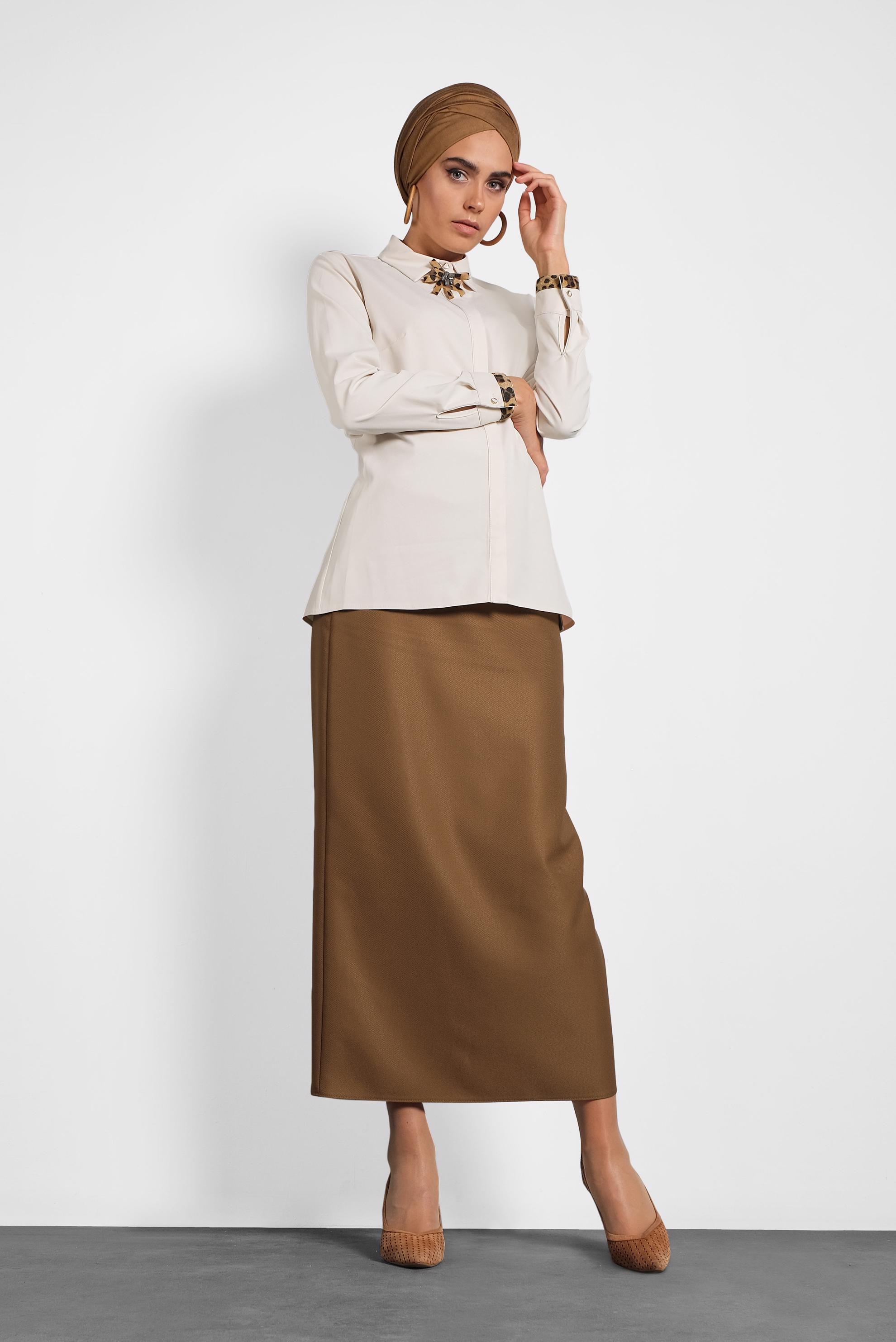 Tesettür giyim BEJ YAKASI BROŞLU LEOPAR DETAYLI BLUZ  40266